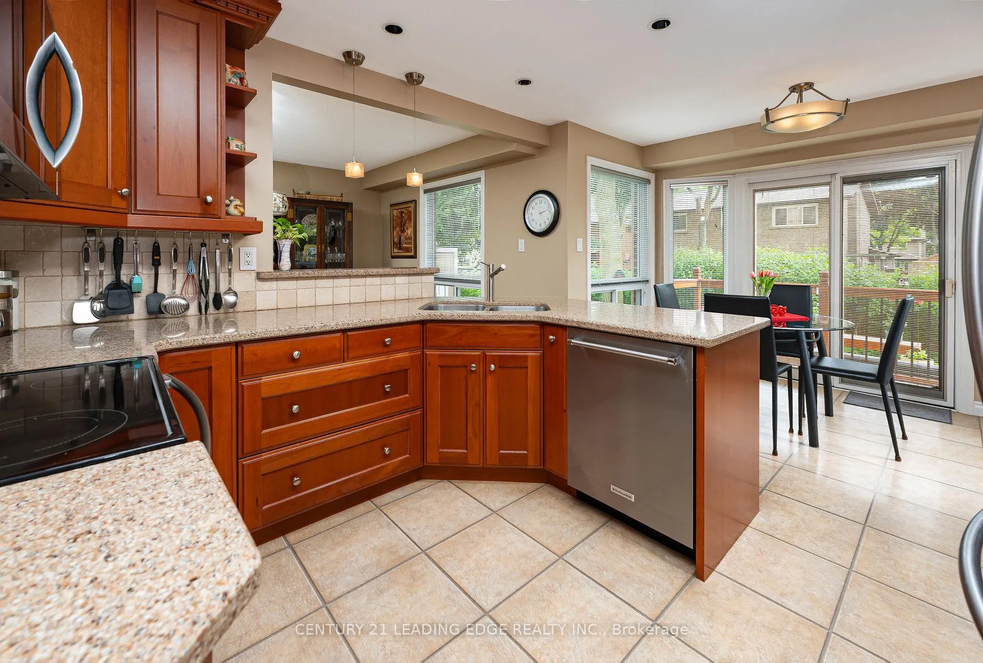 Photo 12 of 50 Meyer Circle, Markham, Markham Village — HOMEH