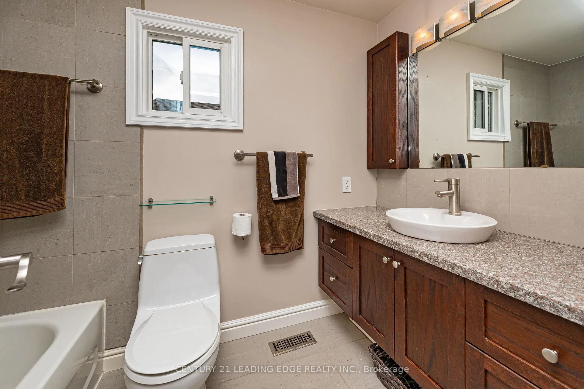 Photo 21 of 50 Meyer Circle, Markham, Markham Village — HOMEH
