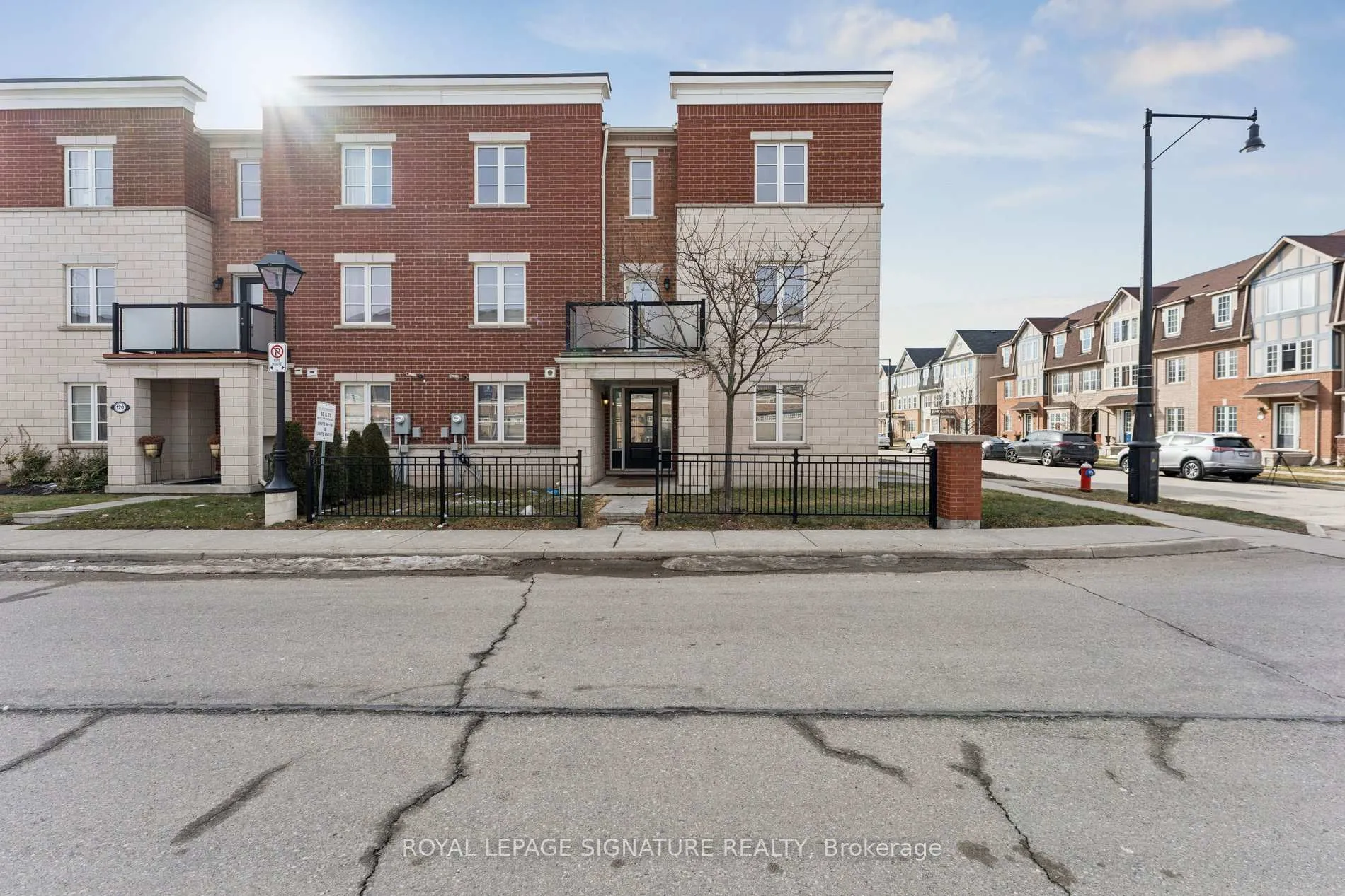 Photo 1 of 122 Baycliffe Crescent, Brampton, Northwest Brampton — HOMEH