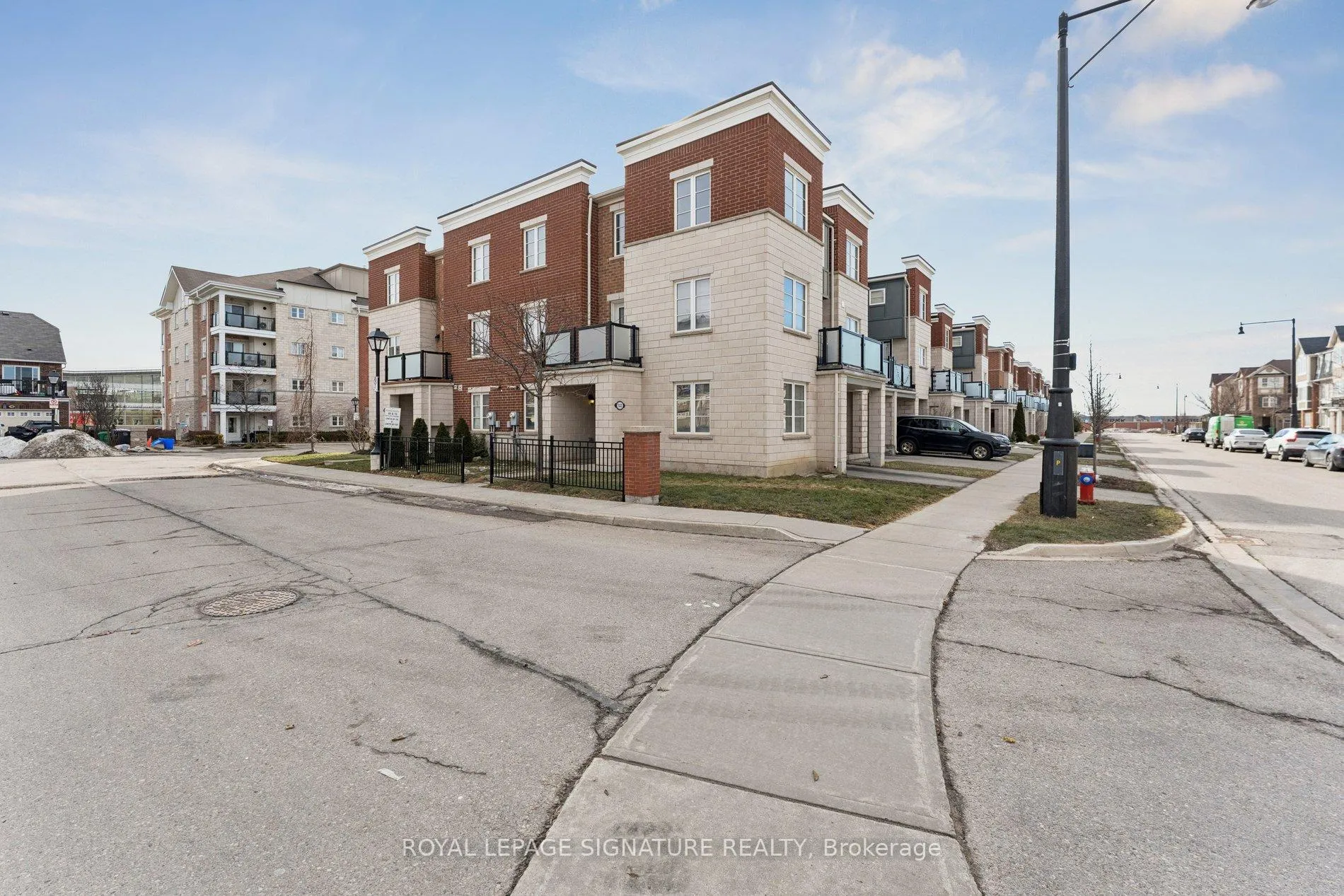 Photo 2 of 122 Baycliffe Crescent, Brampton, Northwest Brampton — HOMEH