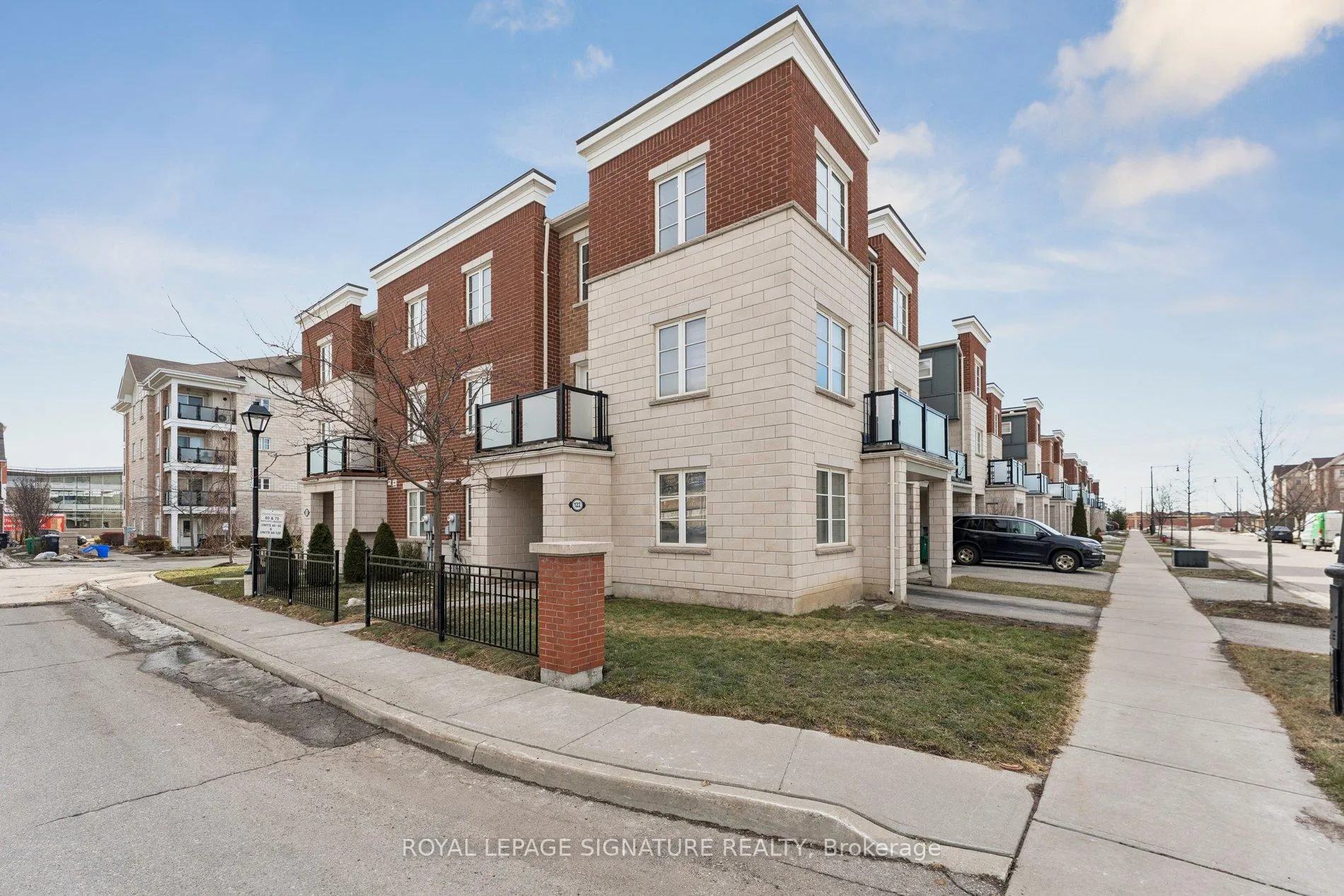 Photo 3 of 122 Baycliffe Crescent, Brampton, Northwest Brampton — HOMEH