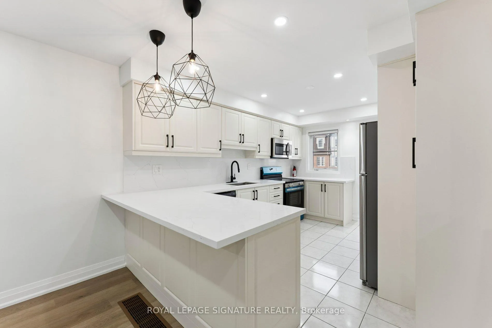 Photo 13 of 122 Baycliffe Crescent, Brampton, Northwest Brampton — HOMEH