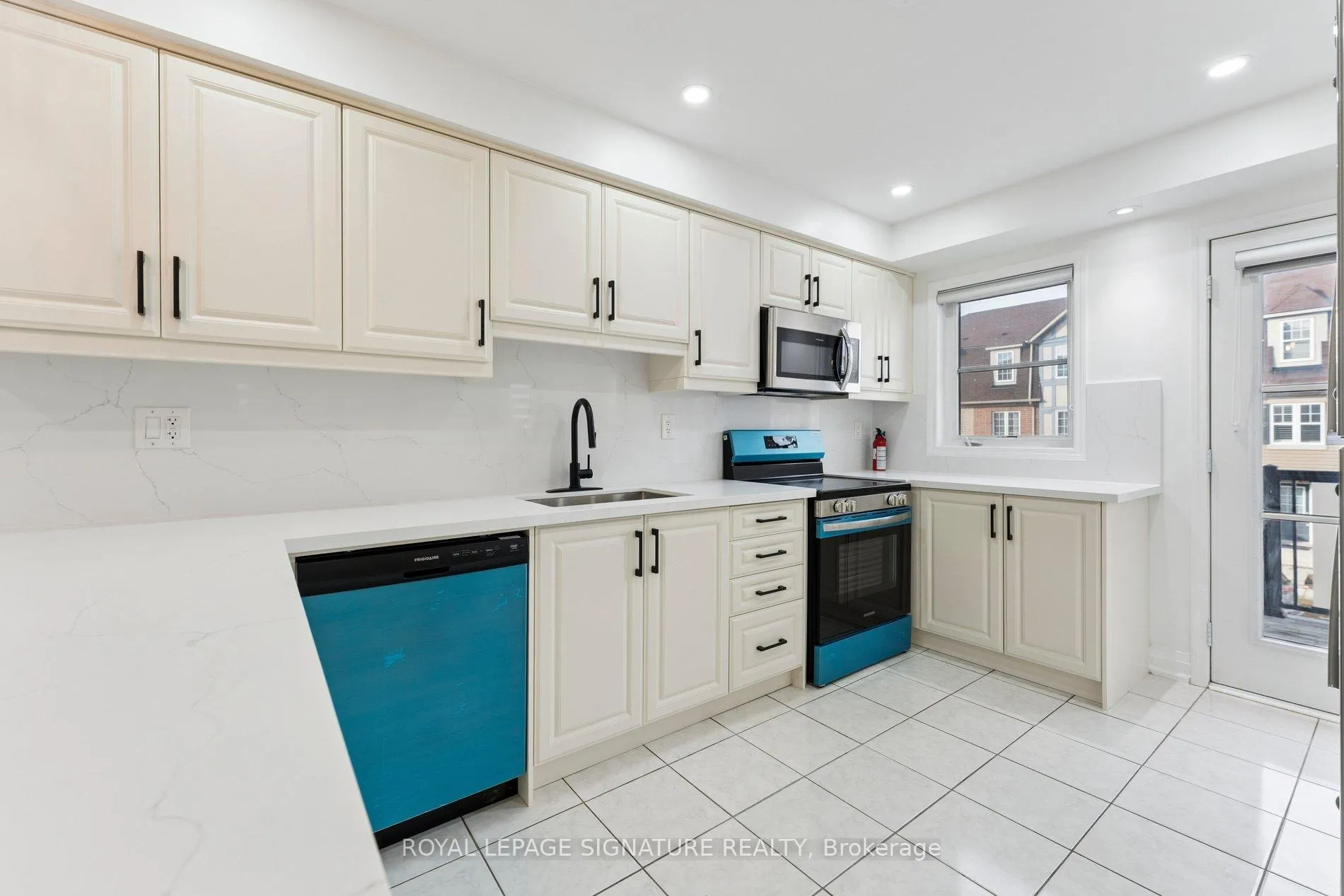 Photo 14 of 122 Baycliffe Crescent, Brampton, Northwest Brampton — HOMEH