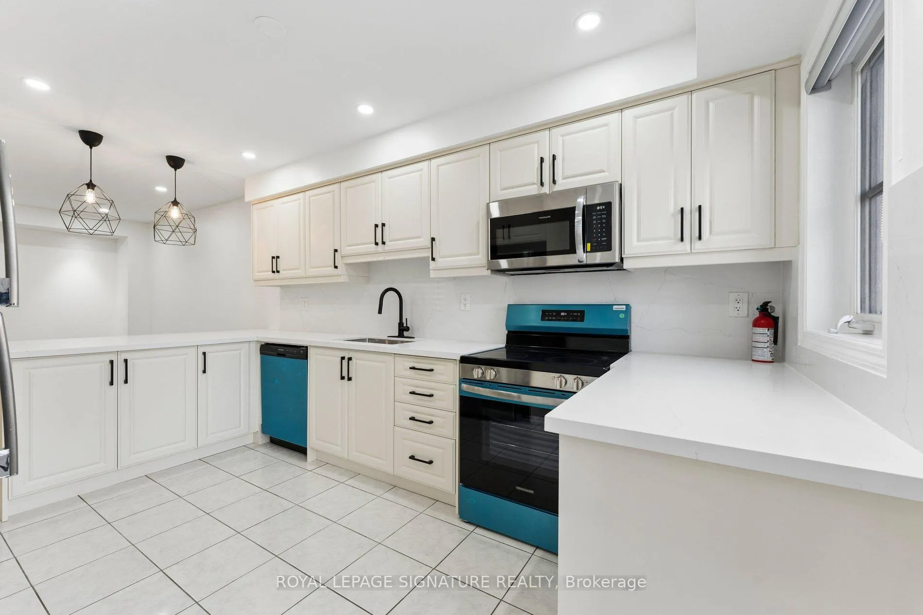 Photo 16 of 122 Baycliffe Crescent, Brampton, Northwest Brampton — HOMEH