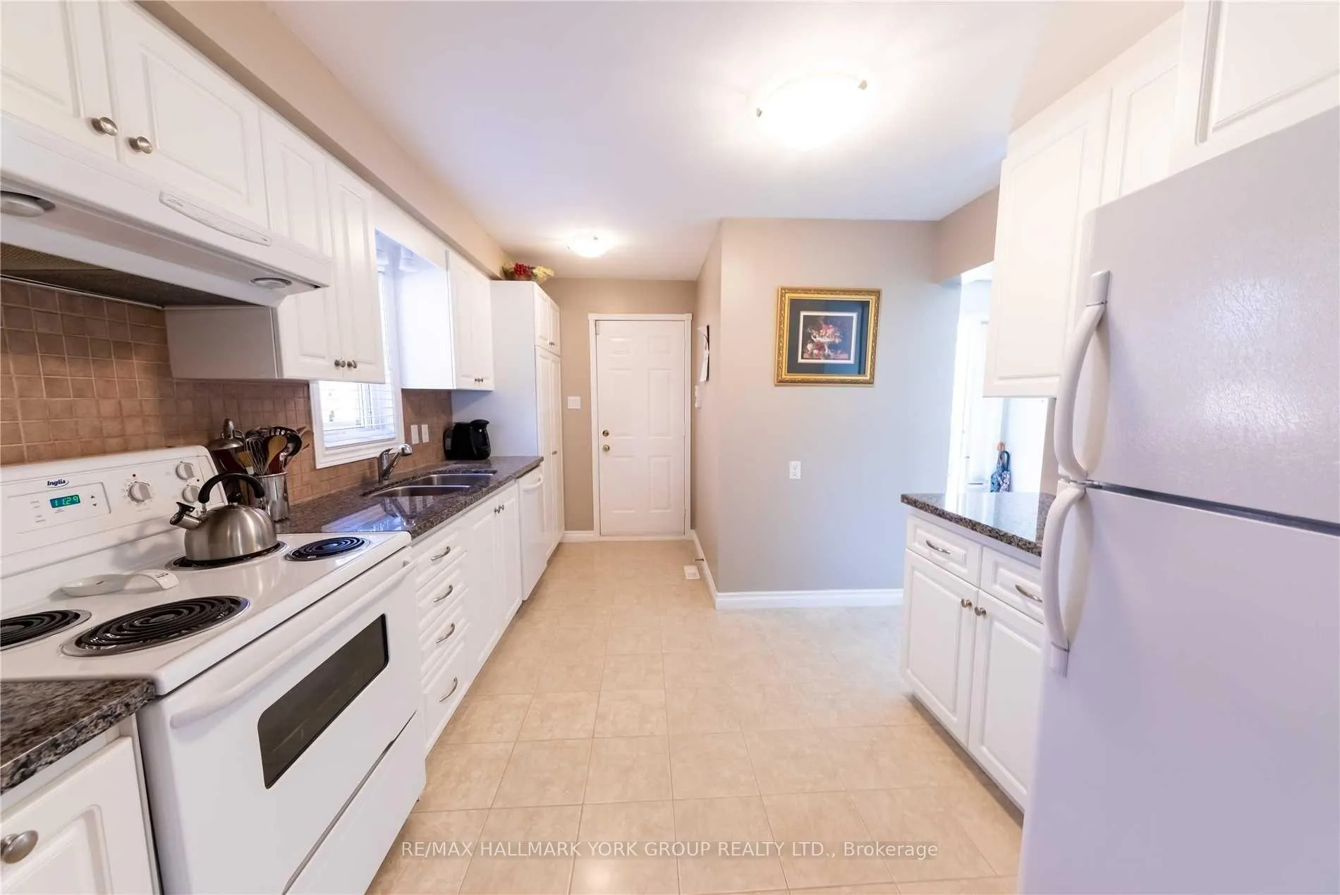 Photo 3 of 22 Cashel Court, Aurora, Aurora Highlands — HOMEH