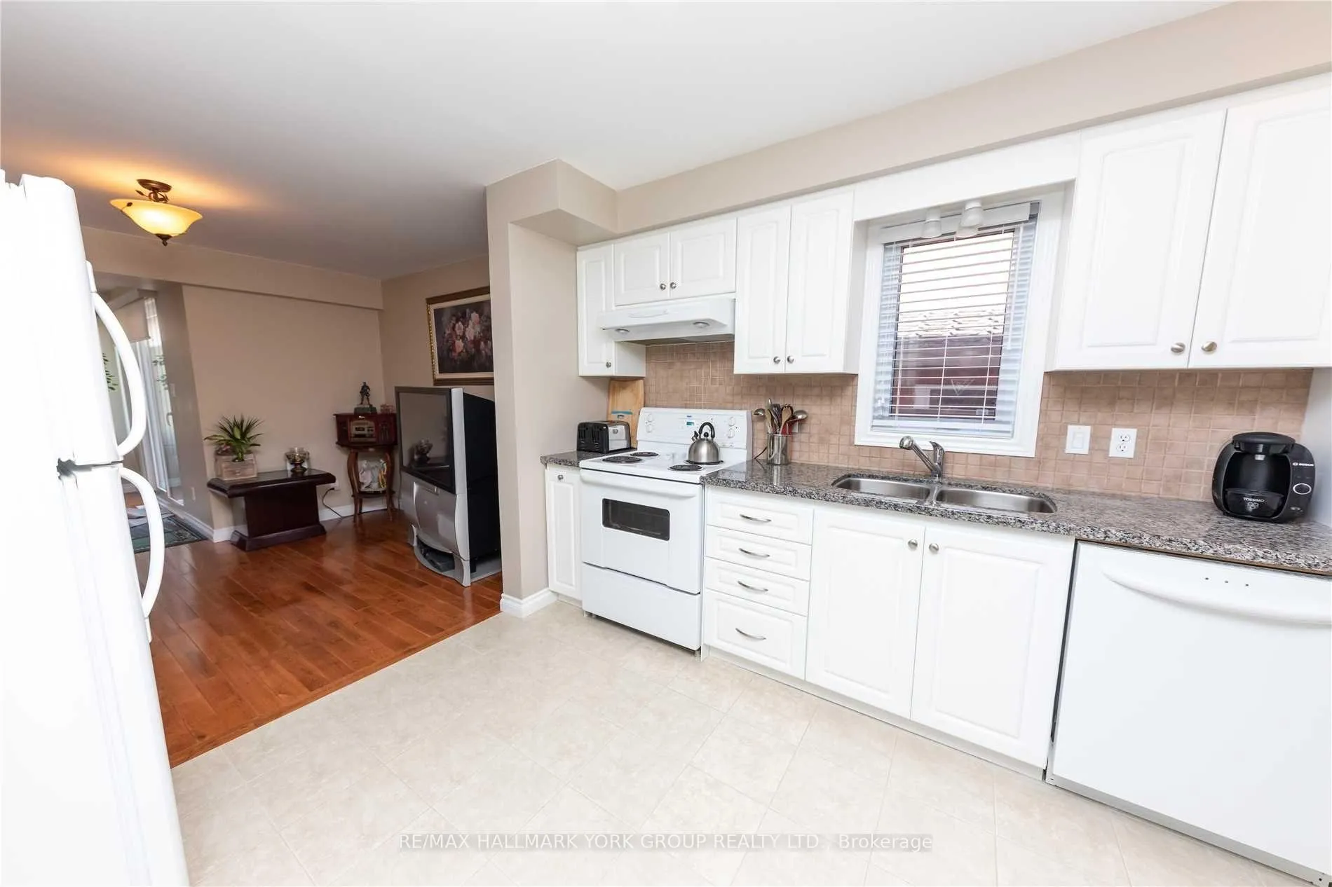 Photo 4 of 22 Cashel Court, Aurora, Aurora Highlands — HOMEH