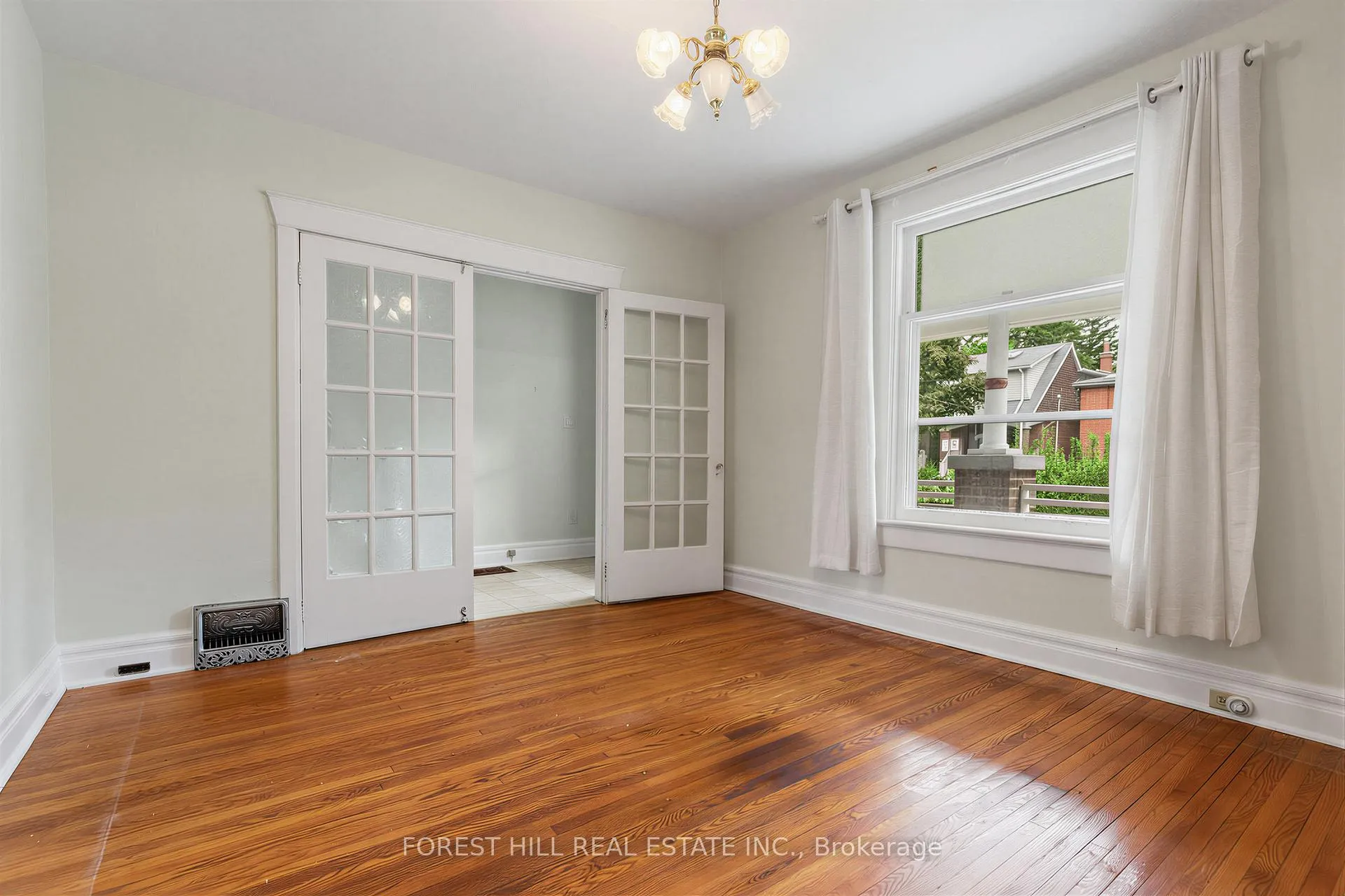 Photo 4 of 12 Osborne Avenue, Toronto, East End-Danforth — HOMEH