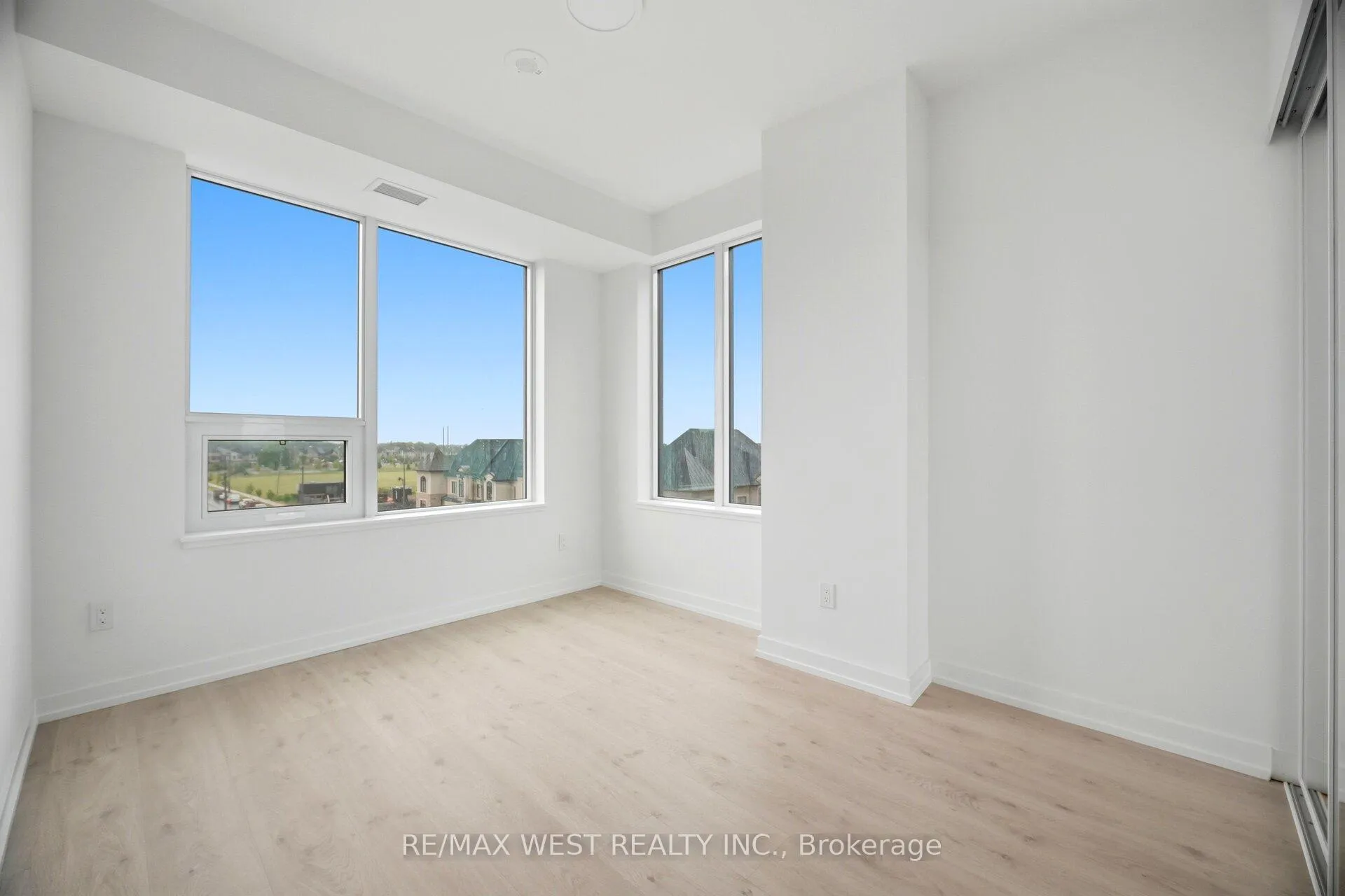 Photo 17 of Unit 311, 2501 Saw Whet Boulevard, Oakville, Glen Abbey — HOMEH