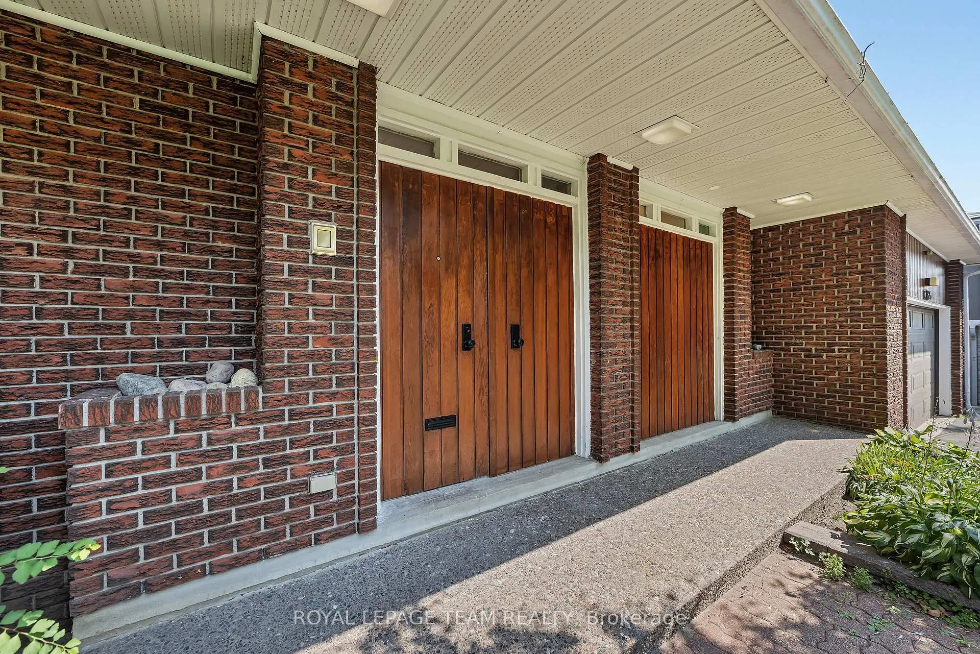 Photo 3 of 1825 Yale Avenue, Ottawa, Guildwood Estates - Urbandale Acres — HOMEH
