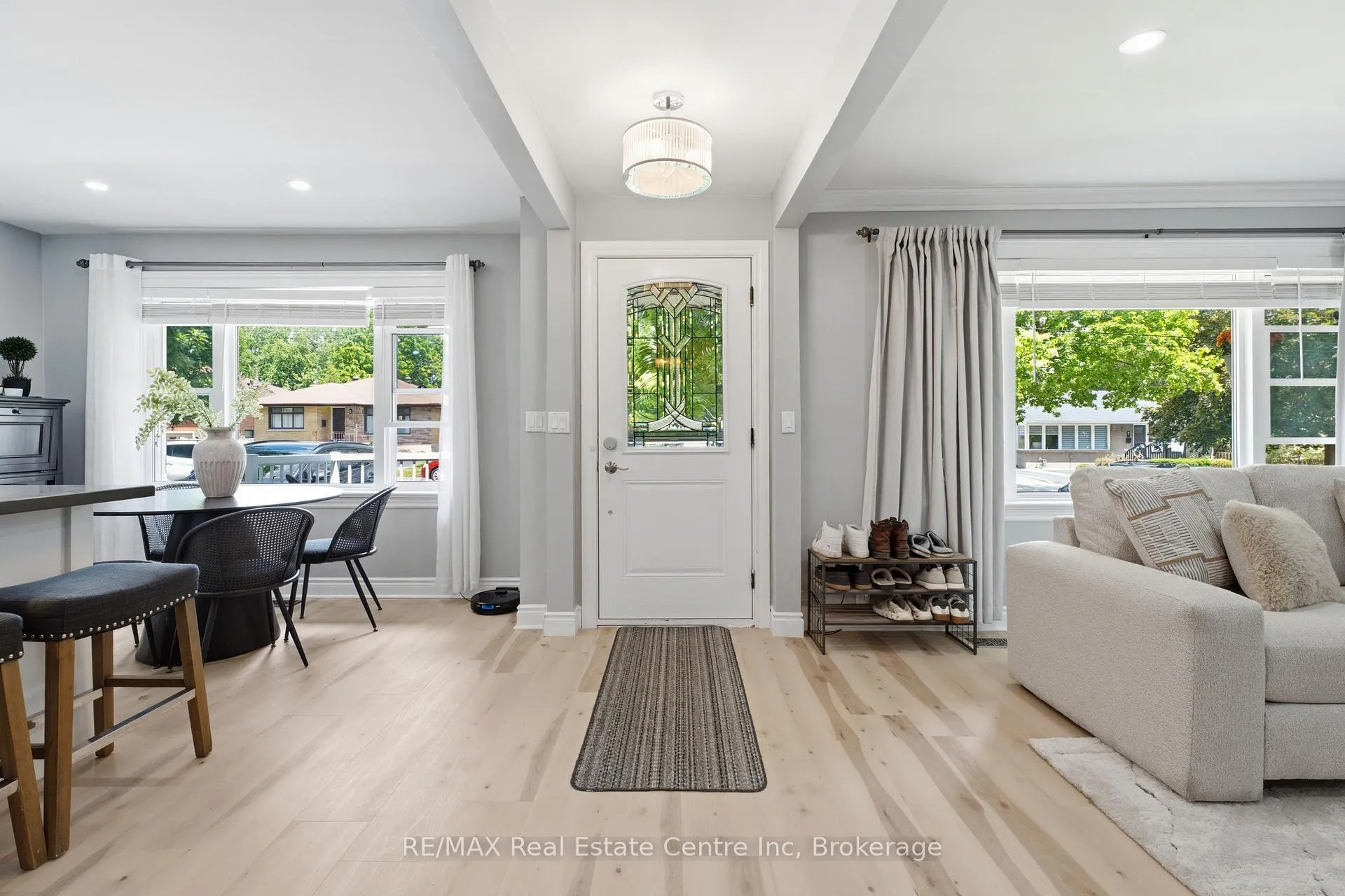 Photo 2 of 10 Calgary Avenue, Guelph, St. George's — HOMEH