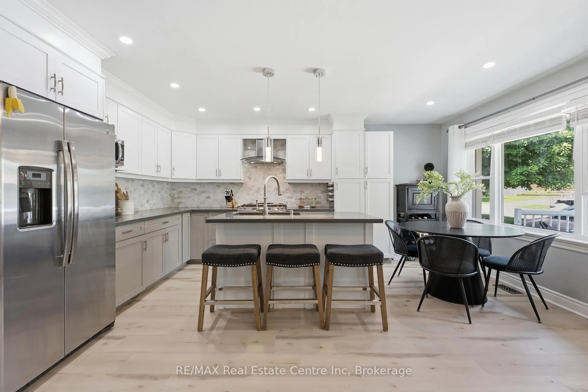 Photo 4 of 10 Calgary Avenue, Guelph, St. George's — HOMEH