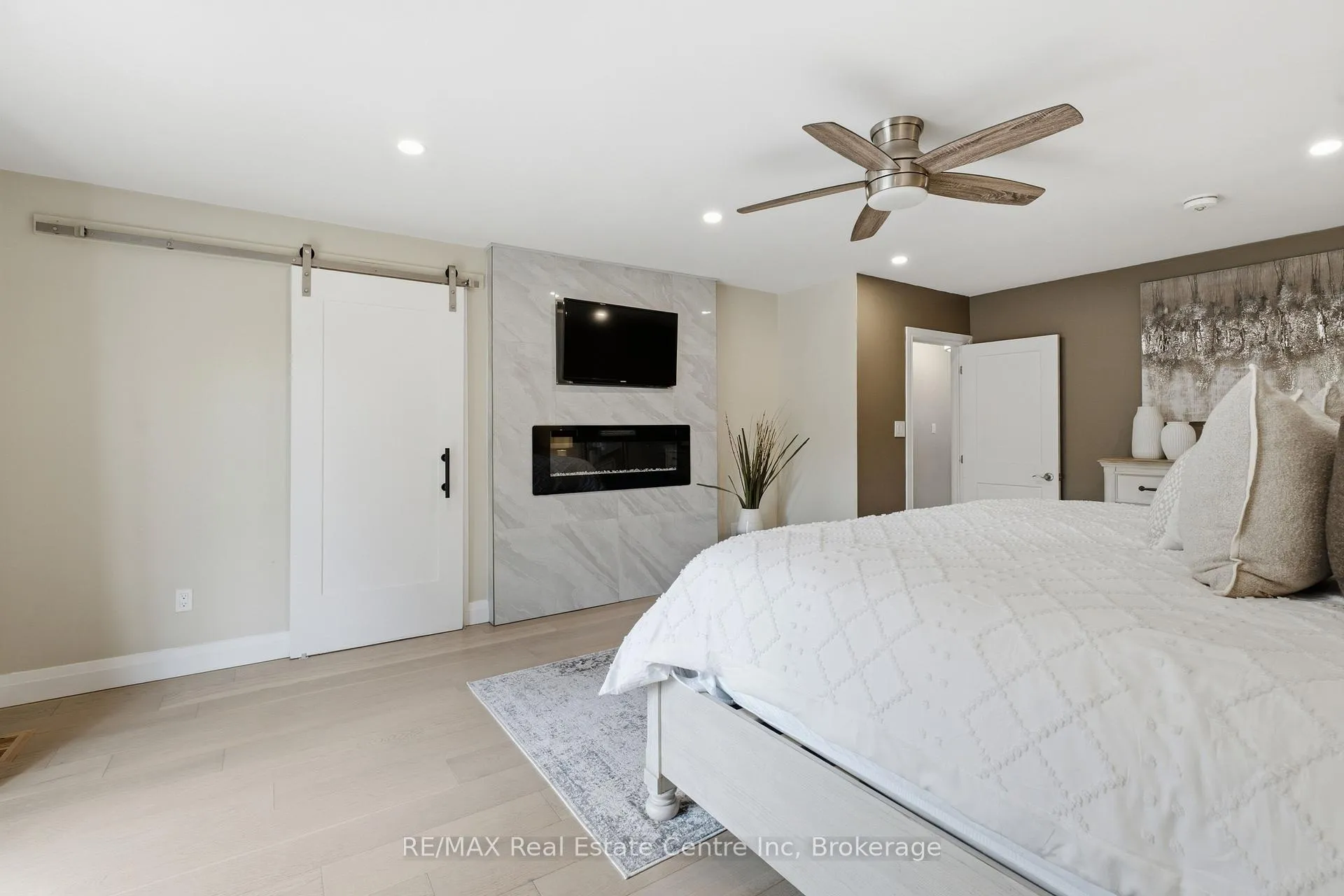 Photo 12 of 10 Calgary Avenue, Guelph, St. George's — HOMEH