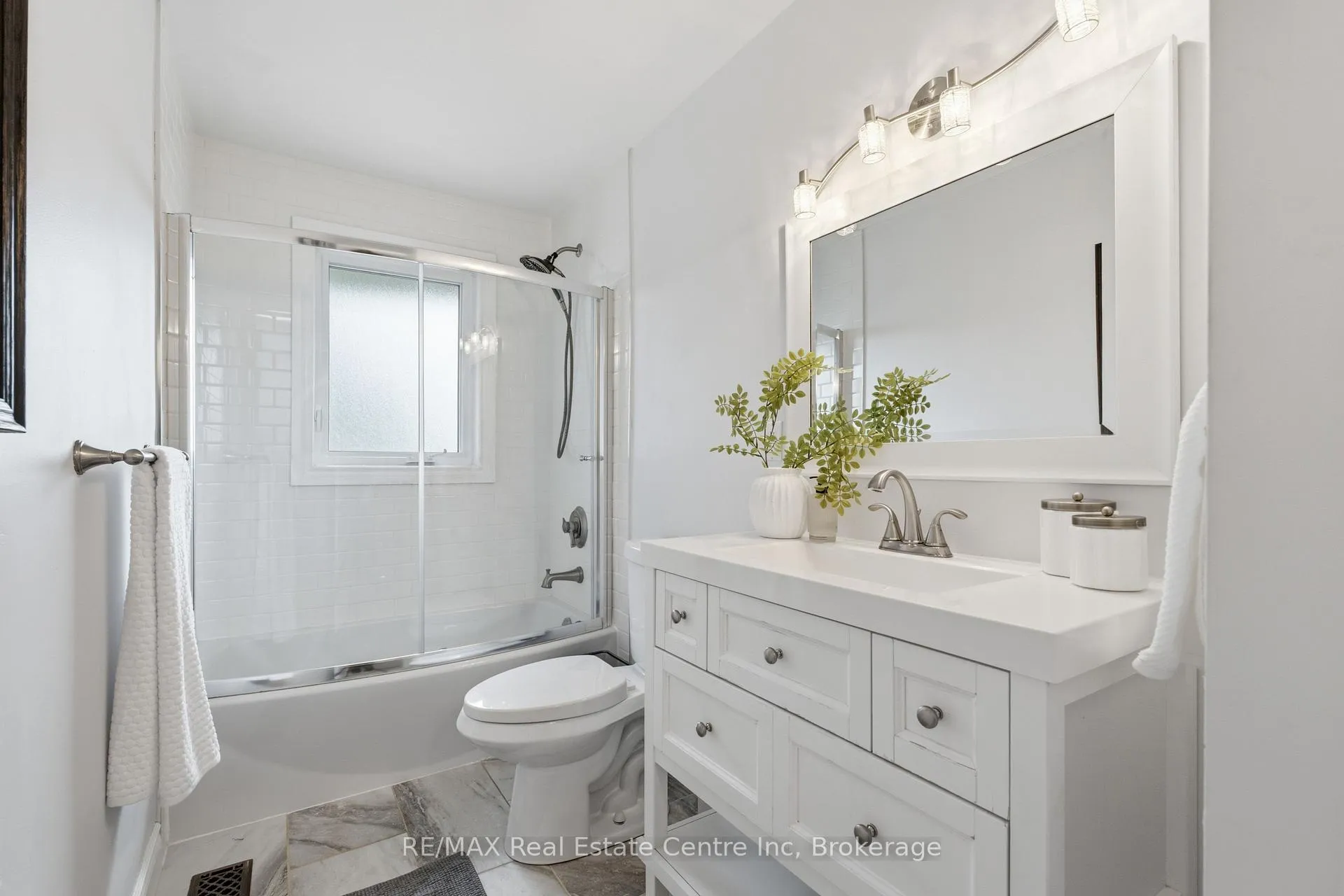 Photo 17 of 10 Calgary Avenue, Guelph, St. George's — HOMEH