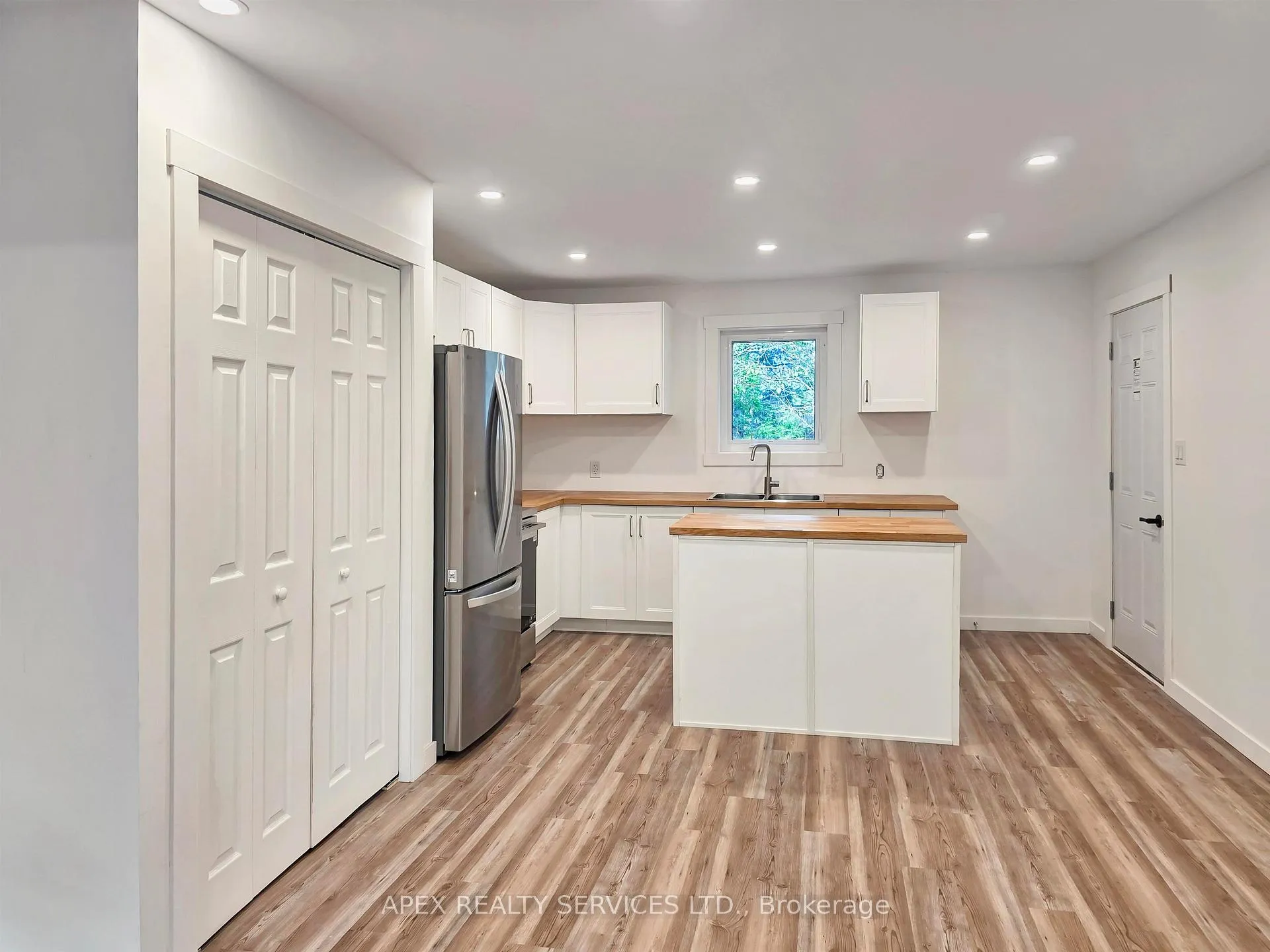 Photo 5 of 507 Fourth Avenue South, Kenora, Lakeside — HOMEH