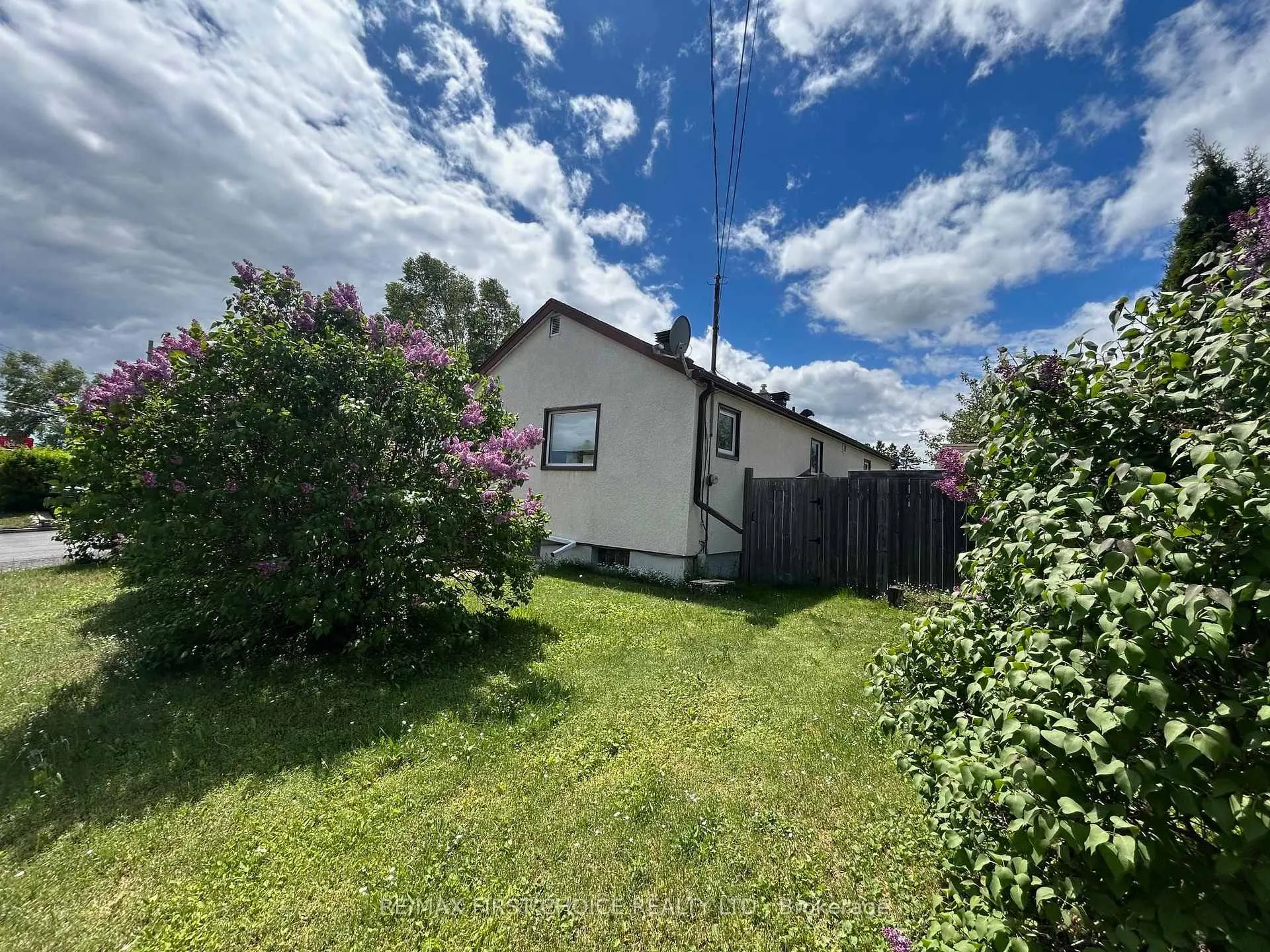 Photo 3 of 523 Hodder Avenue, Thunder Bay, Current River — HOMEH