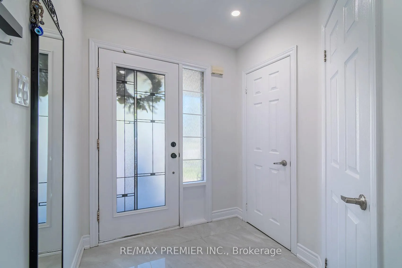 Photo 4 of 2 Prestwick Avenue, Vaughan, Maple — HOMEH