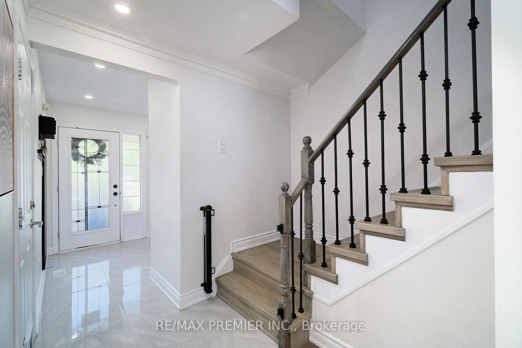 Photo 5 of 2 Prestwick Avenue, Vaughan, Maple — HOMEH