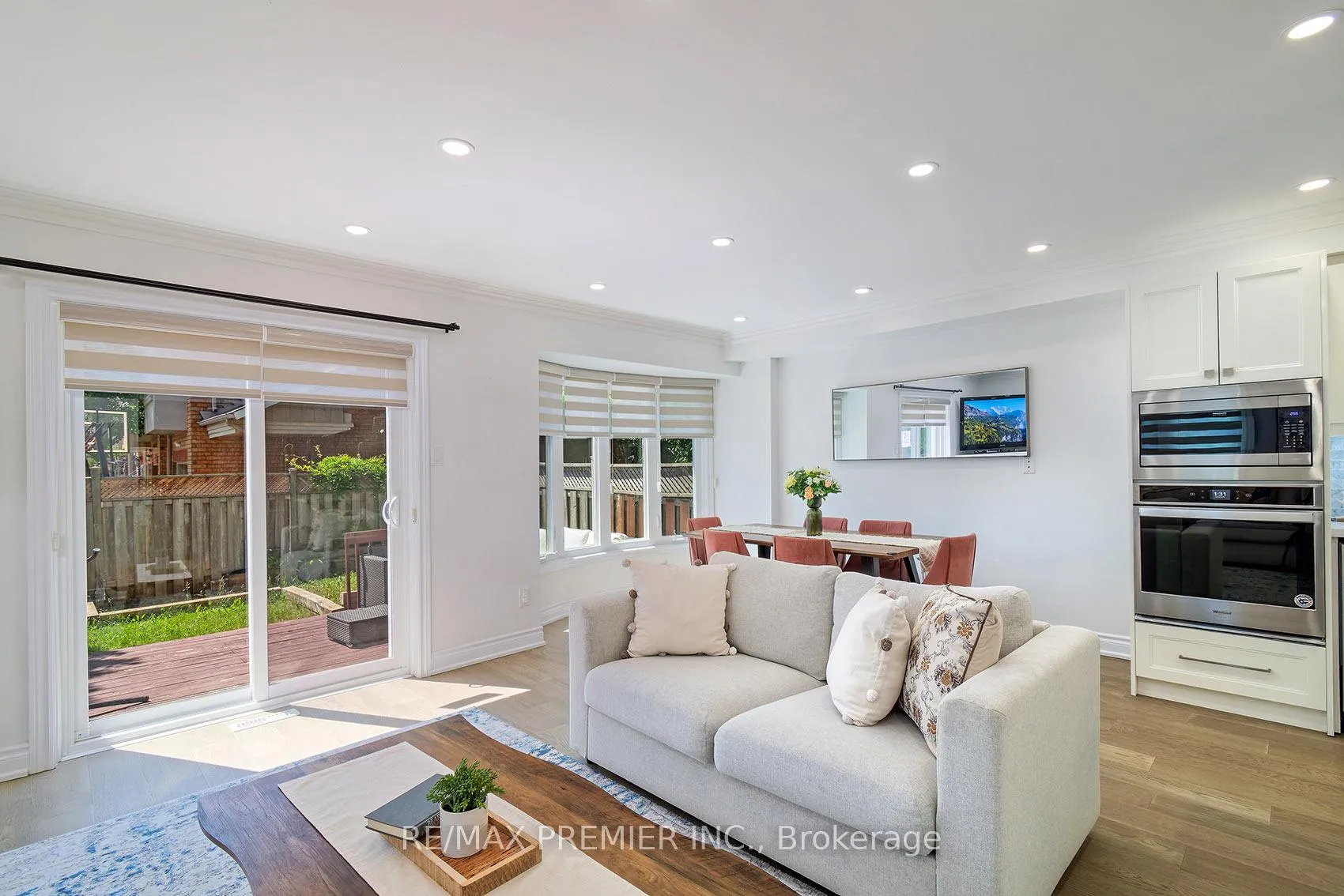 Photo 8 of 2 Prestwick Avenue, Vaughan, Maple — HOMEH