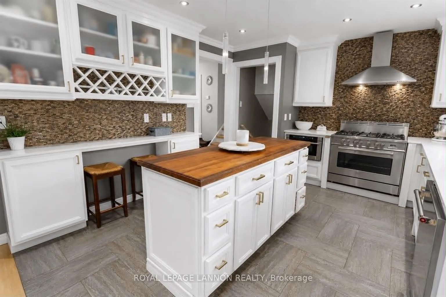 Photo 8 of 425 Chelsea Cres., Thunder Bay, John Street North — HOMEH