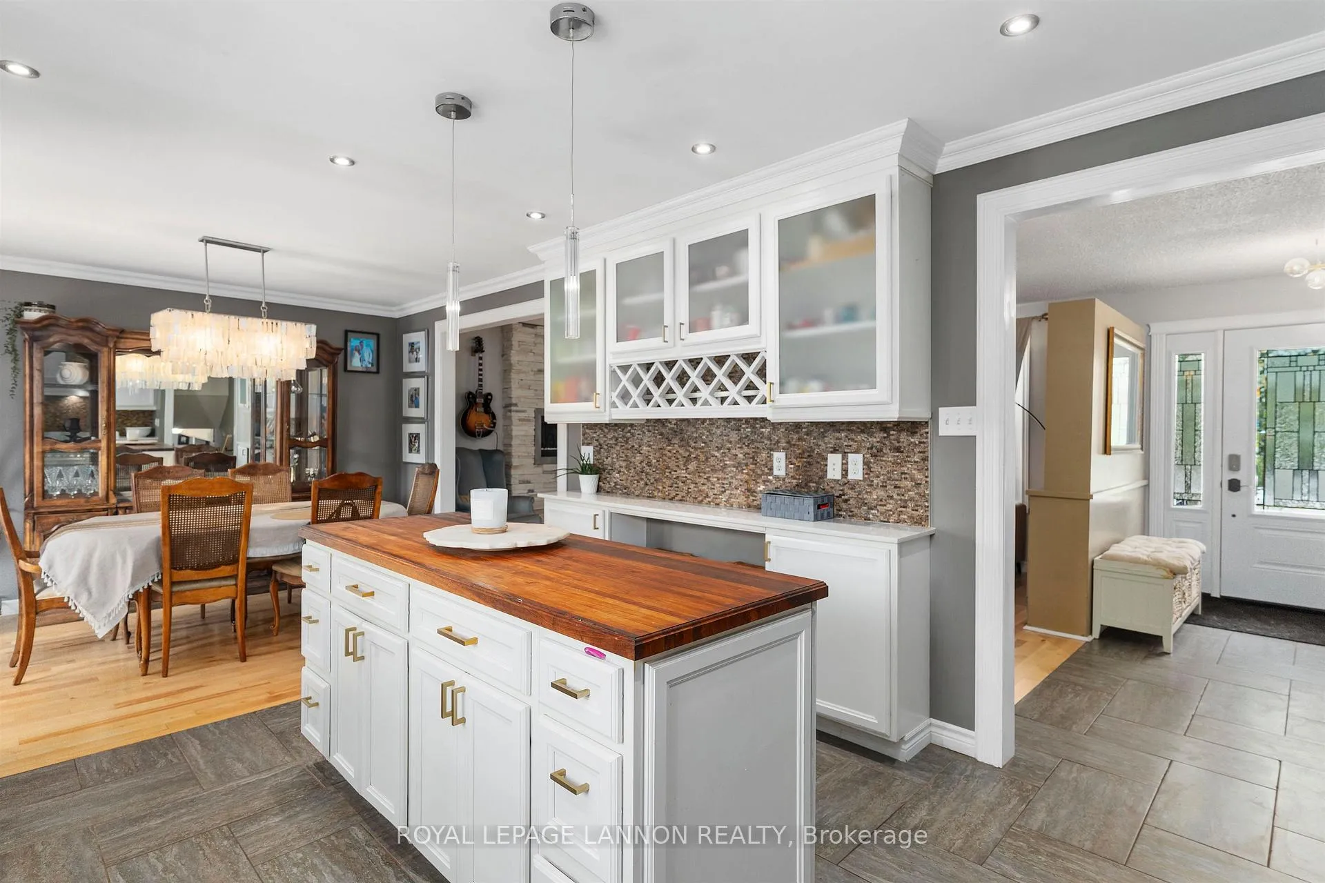 Photo 9 of 425 Chelsea Cres., Thunder Bay, John Street North — HOMEH