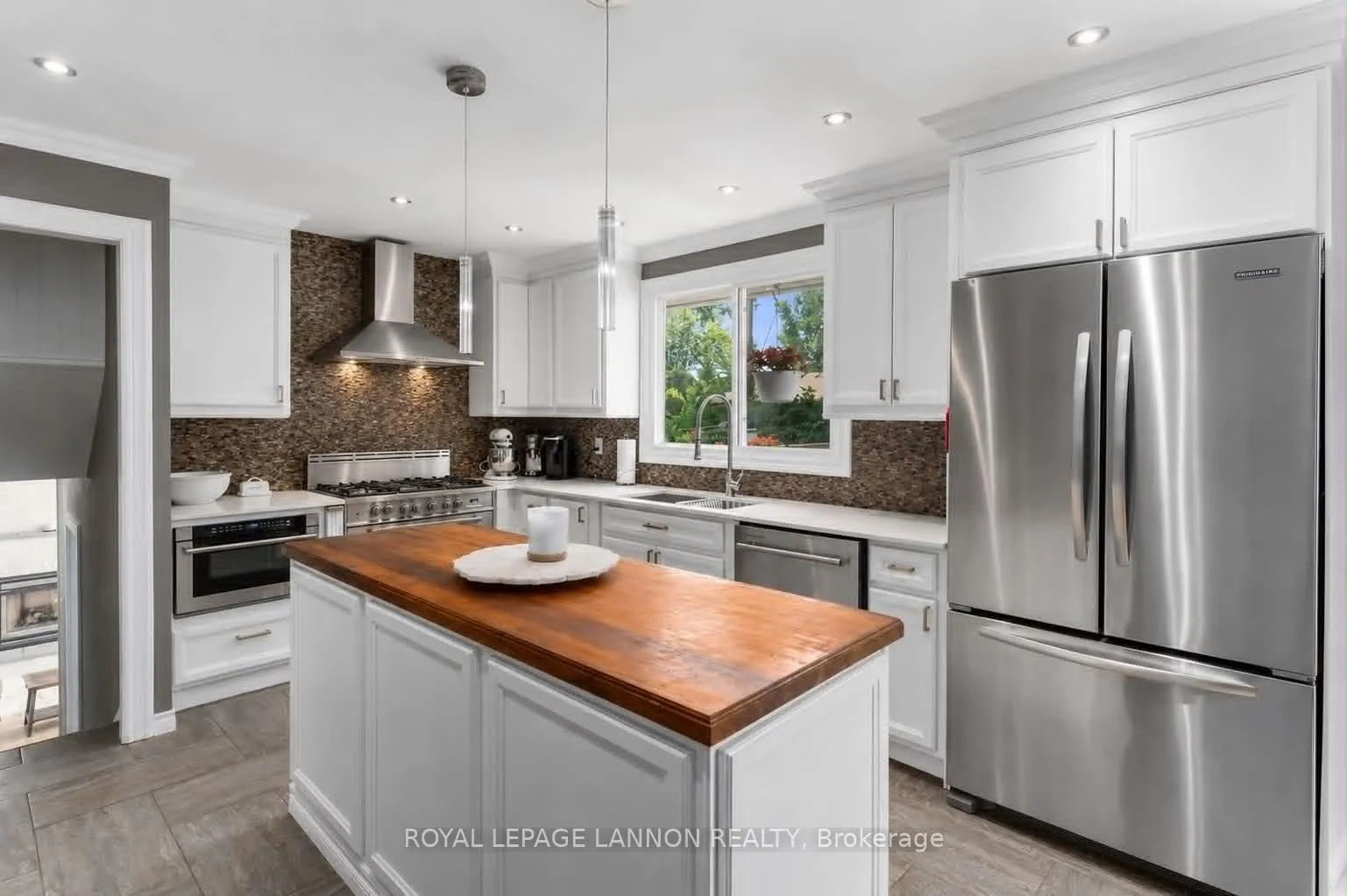 Photo 10 of 425 Chelsea Cres., Thunder Bay, John Street North — HOMEH