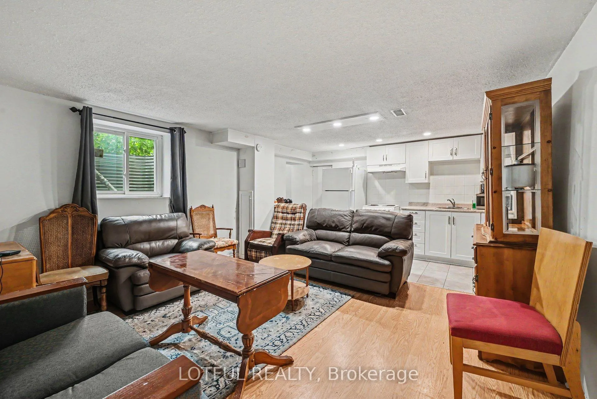 Photo 3 of Unit 3, 2427 Chasseur Avenue, Ottawa, Heron Park — HOMEH