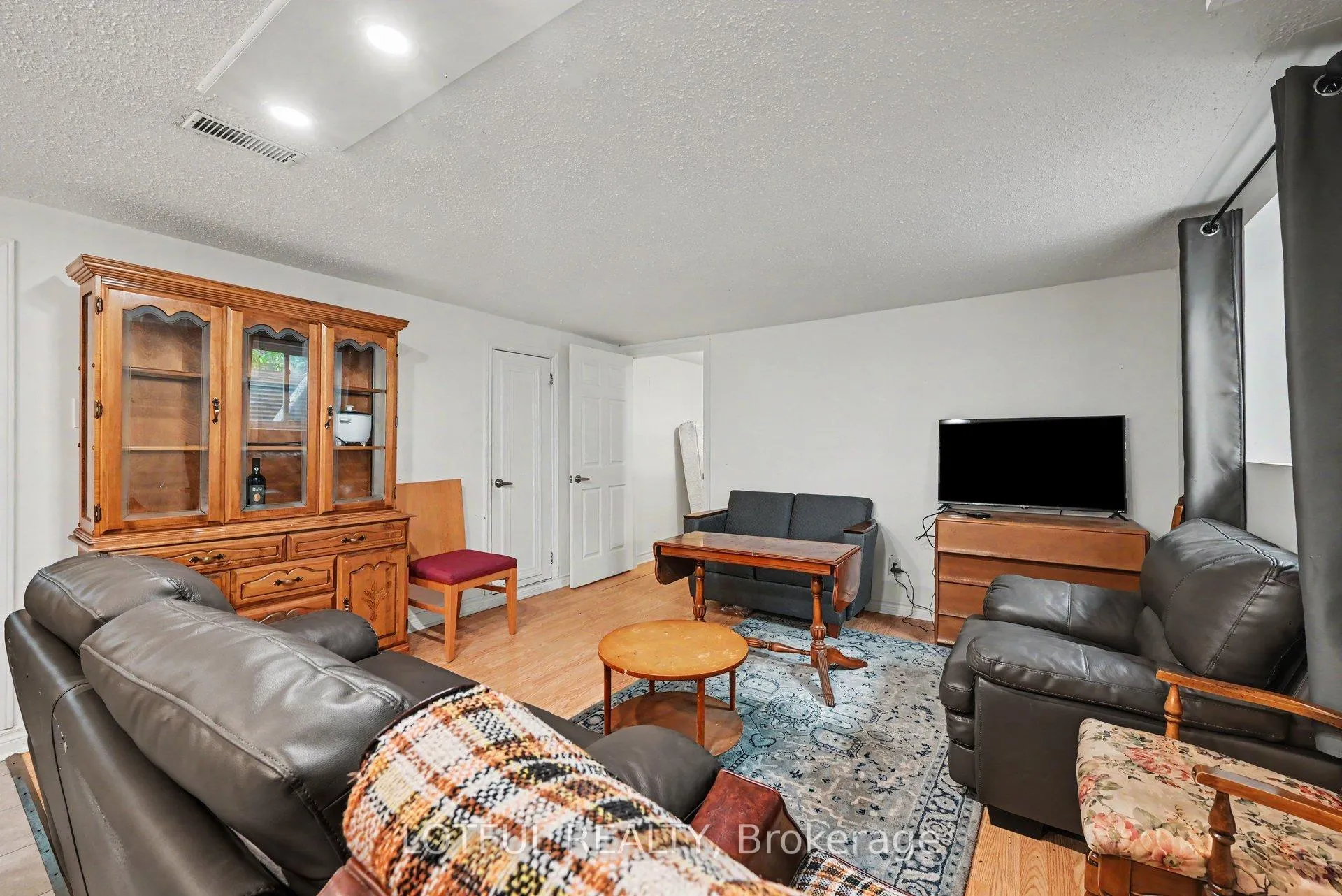 Photo 4 of Unit 3, 2427 Chasseur Avenue, Ottawa, Heron Park — HOMEH