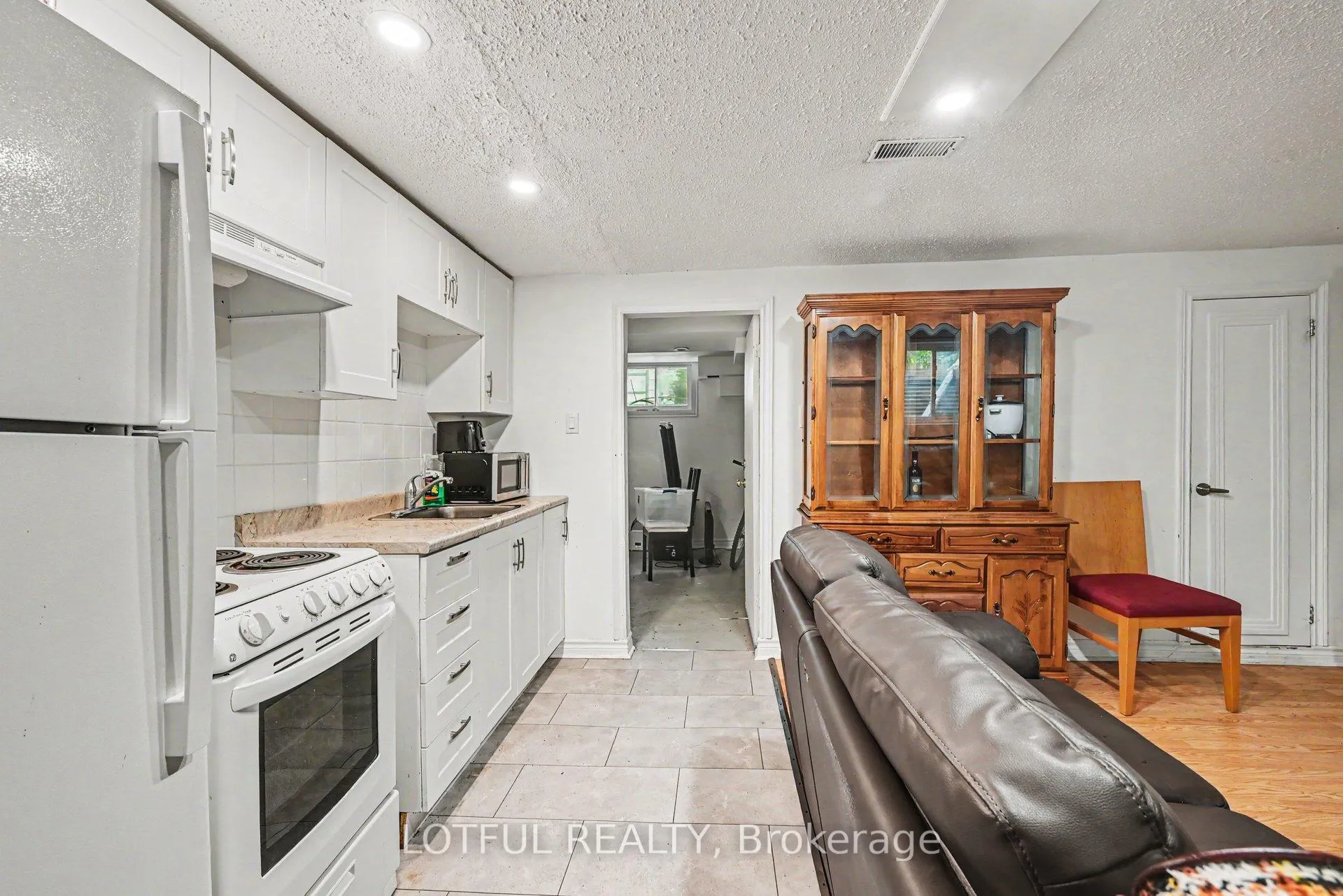 Photo 7 of Unit 3, 2427 Chasseur Avenue, Ottawa, Heron Park — HOMEH