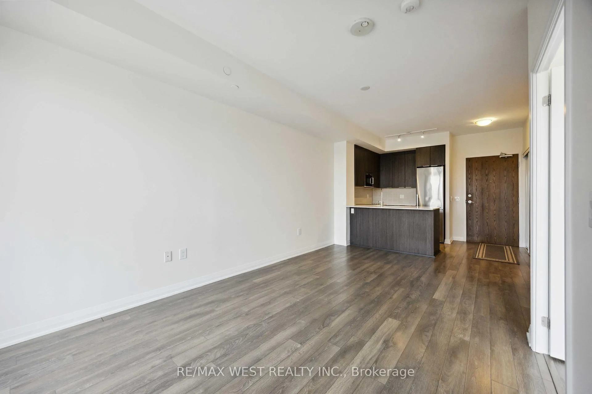 Photo 4 of Unit 209, 99 Eagle Rock Way, Vaughan, Maple — HOMEH