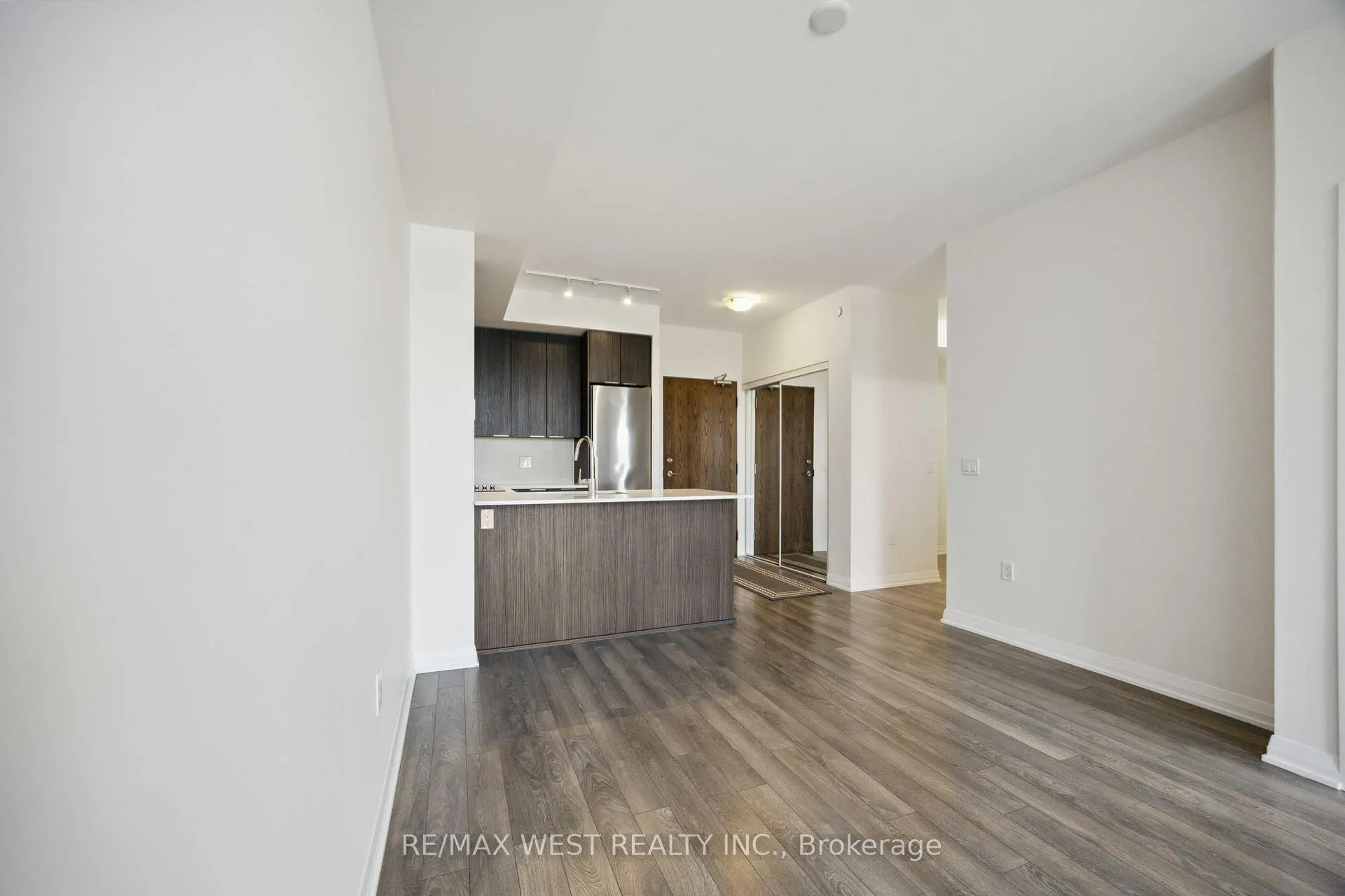 Photo 5 of Unit 209, 99 Eagle Rock Way, Vaughan, Maple — HOMEH