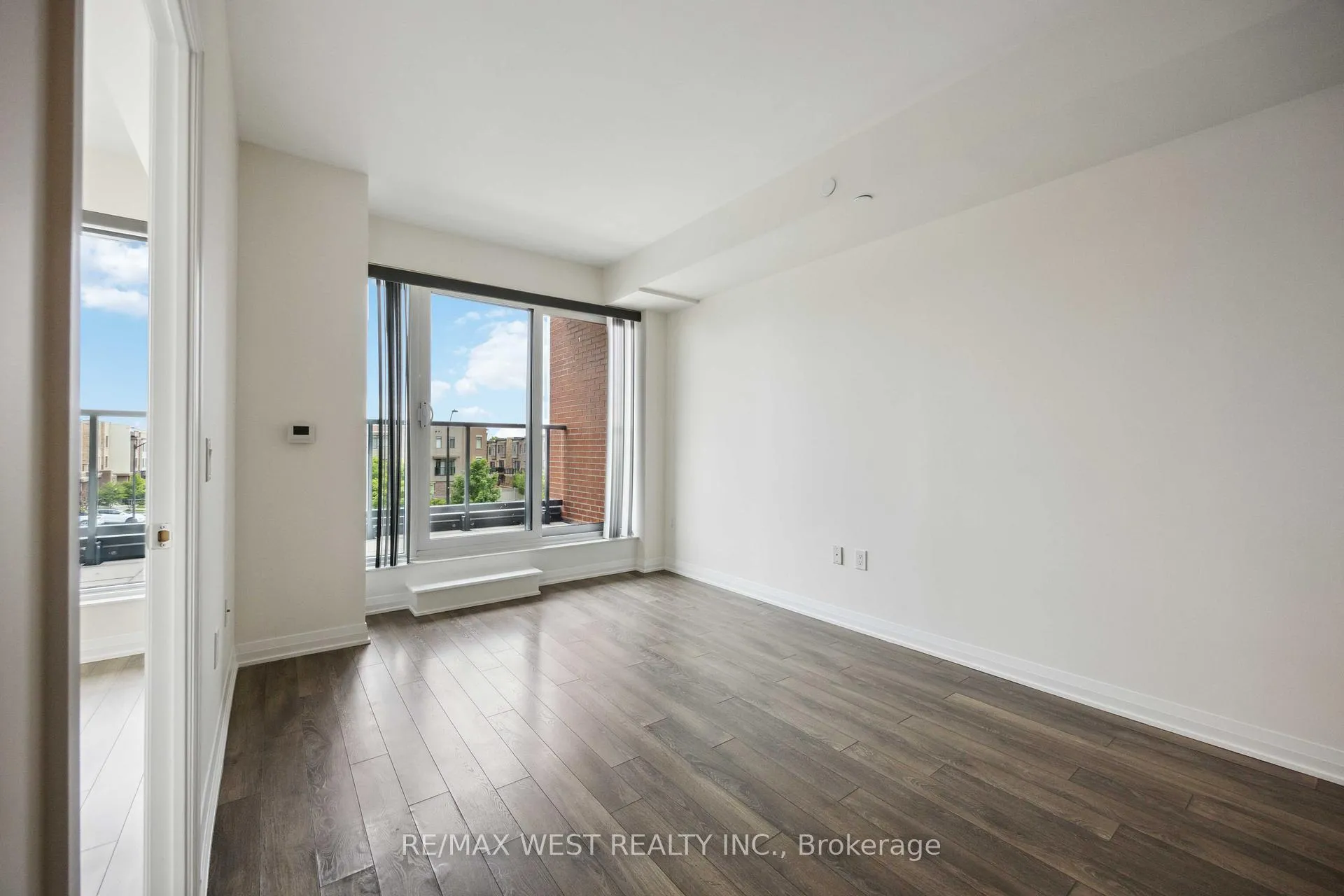 Photo 7 of Unit 209, 99 Eagle Rock Way, Vaughan, Maple — HOMEH