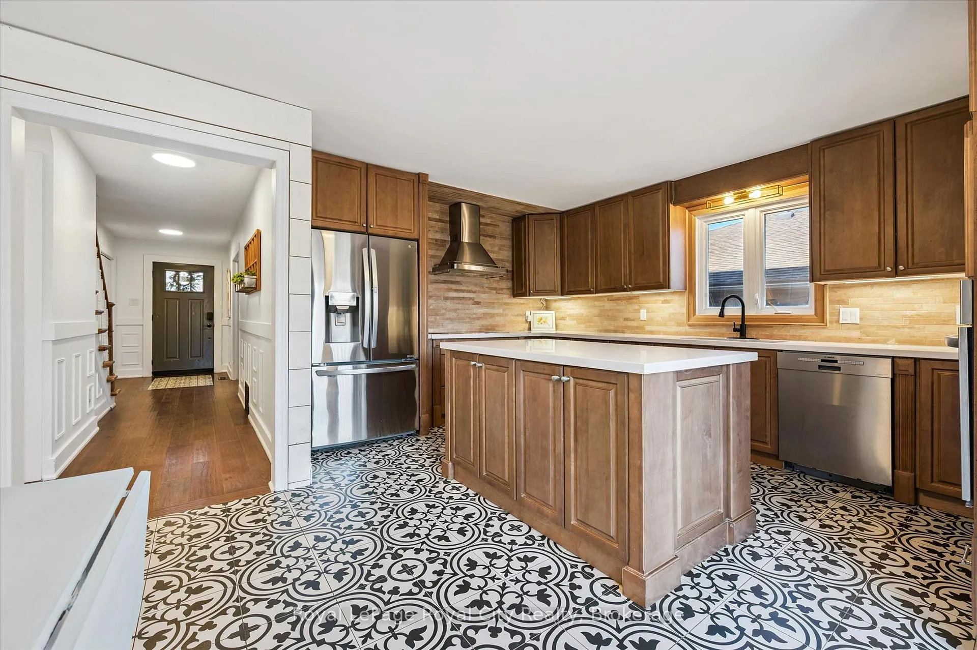 Photo 4 of 20 Darby Road, Guelph, Willow West/Sugarbush/West Acres — HOMEH