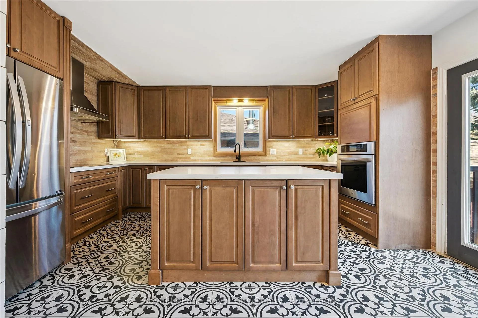 Photo 5 of 20 Darby Road, Guelph, Willow West/Sugarbush/West Acres — HOMEH