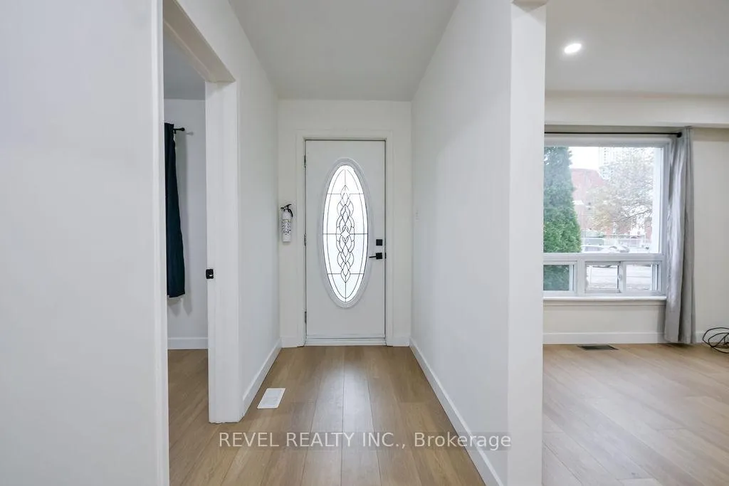 Photo 3 of 44 Parkside Drive, Barrie, Queen's Park — HOMEH