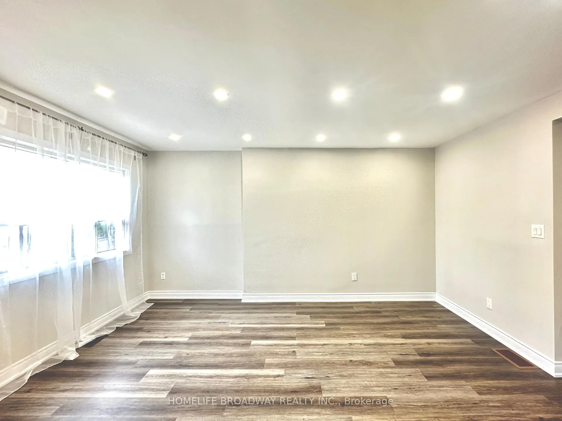 Front of Unit Main Fl, 55 Fairbank Avenue E