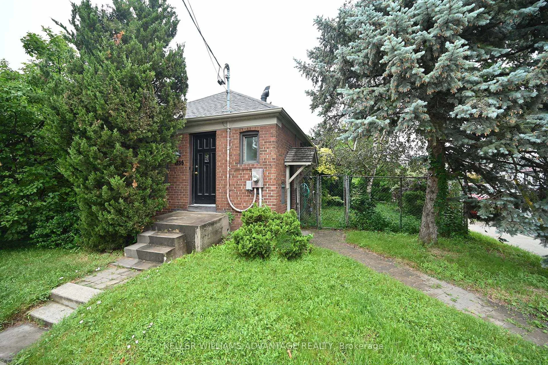 Front of 1335 Woodbine Avenue