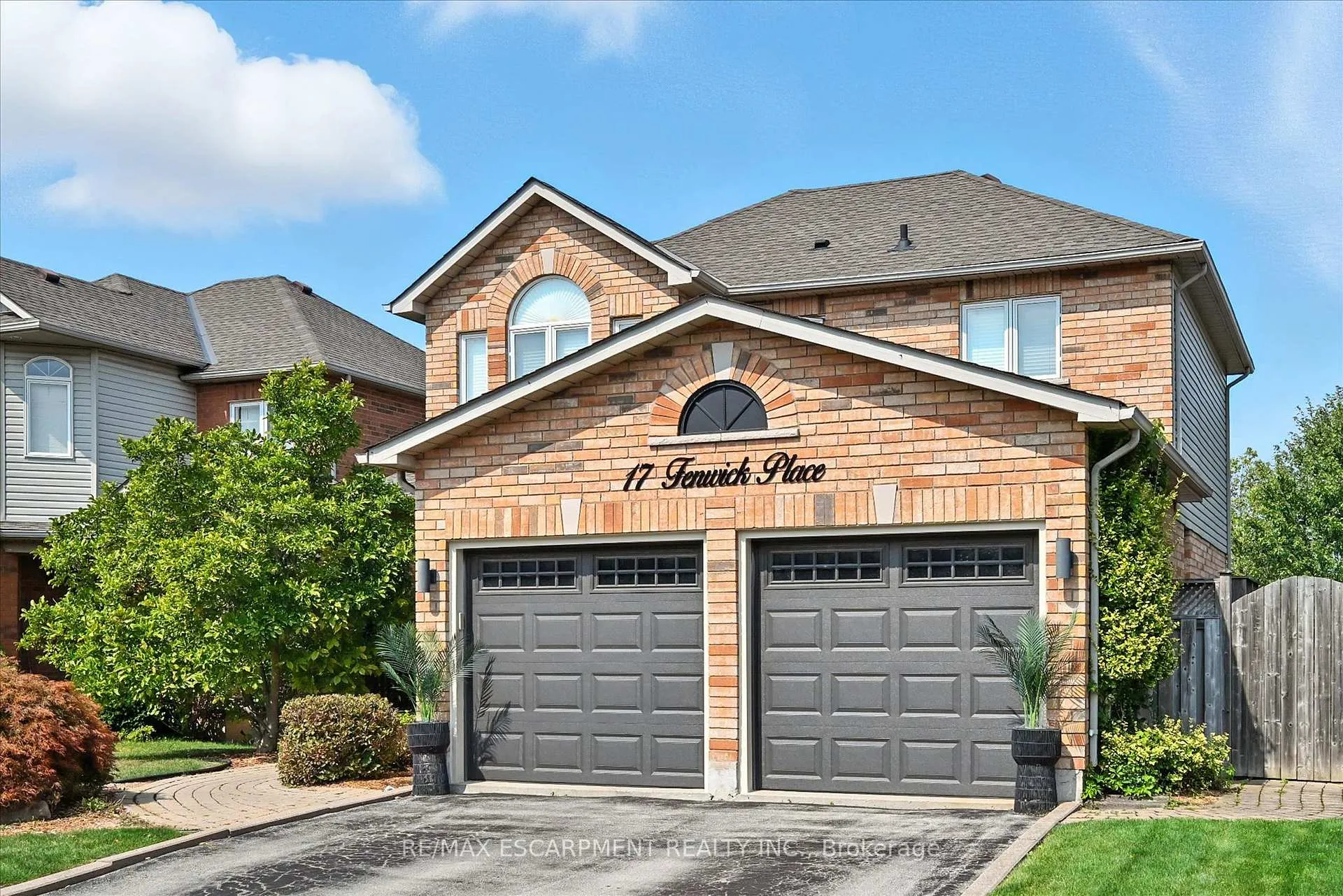Photo 2 of 17 Fenwick Place, Hamilton, Waterdown — HOMEH