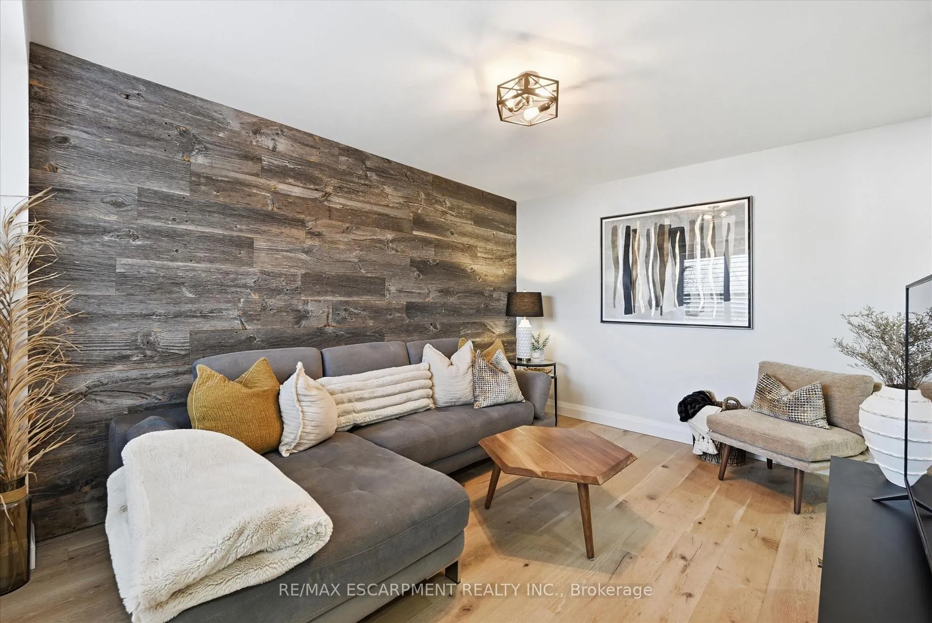 Photo 14 of 17 Fenwick Place, Hamilton, Waterdown — HOMEH