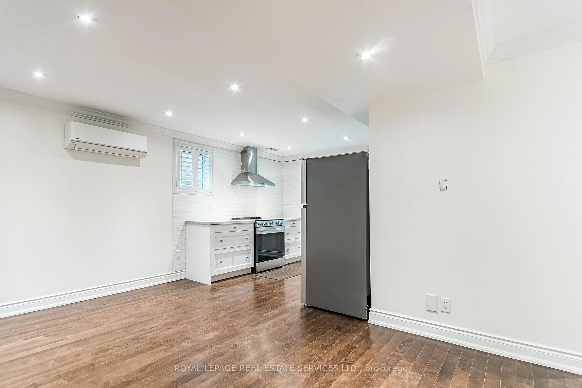 Photo 2 of Unit Lower, 64 Grenview Boulevard S, Etobicoke, Stonegate-Queensway — HOMEH