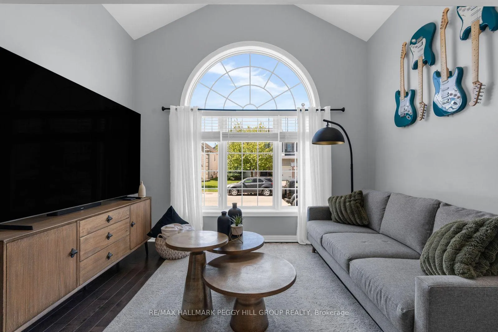 Photo 4 of 15 Brookwood Drive, Barrie, 400 West — HOMEH