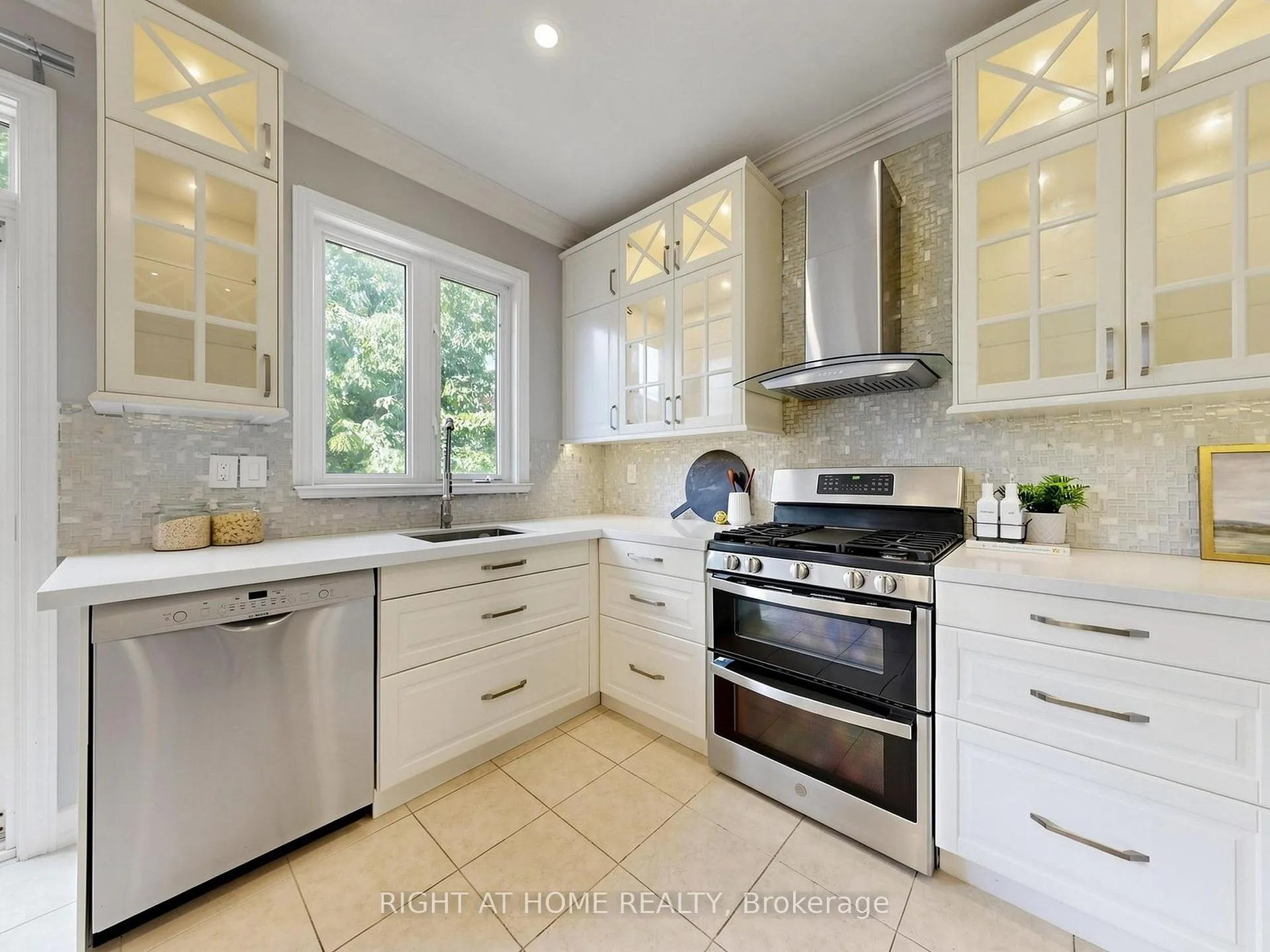 Photo 15 of 142 Alfred Smith Way, Newmarket, Woodland Hill — HOMEH