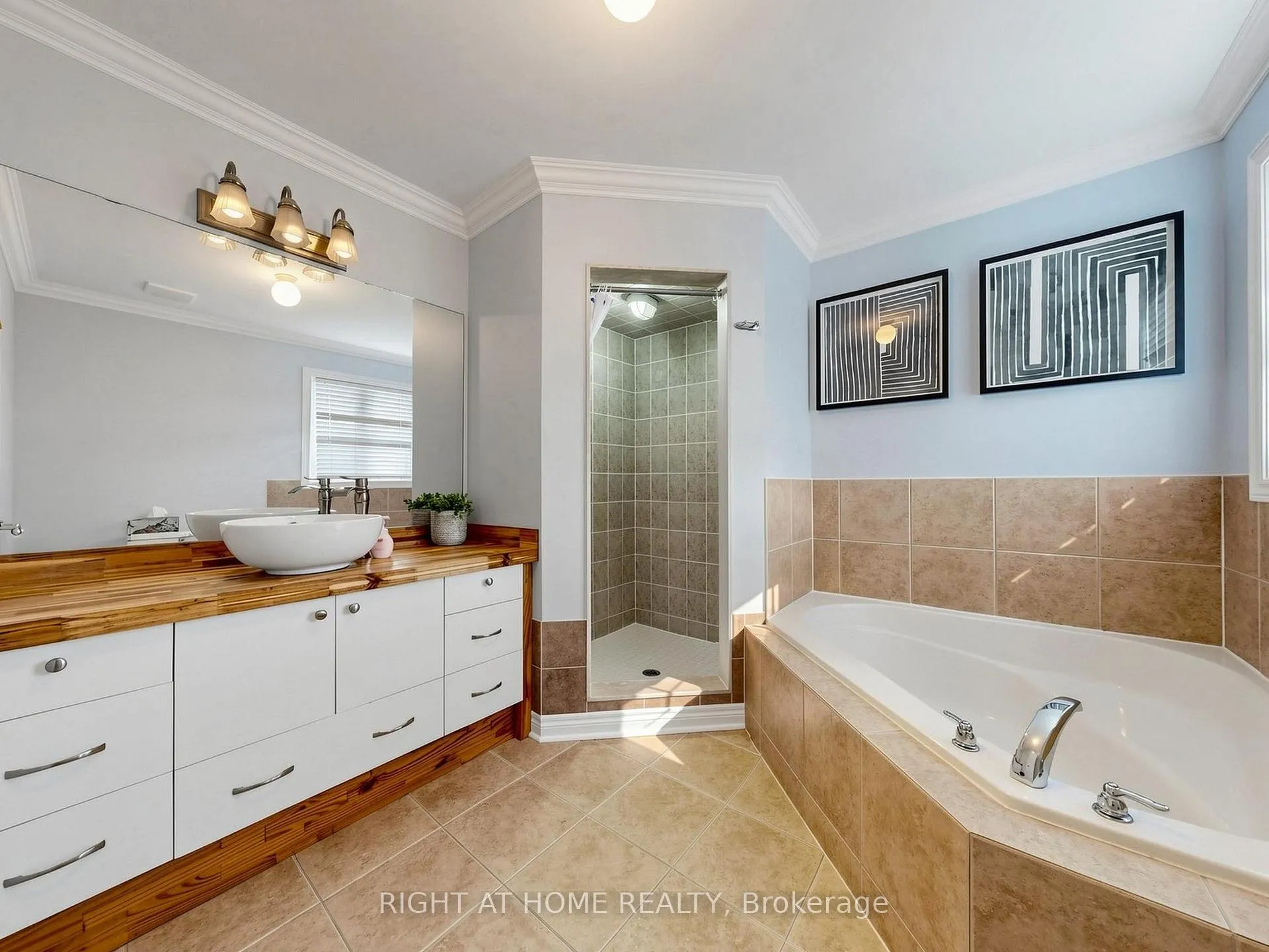 Photo 21 of 142 Alfred Smith Way, Newmarket, Woodland Hill — HOMEH