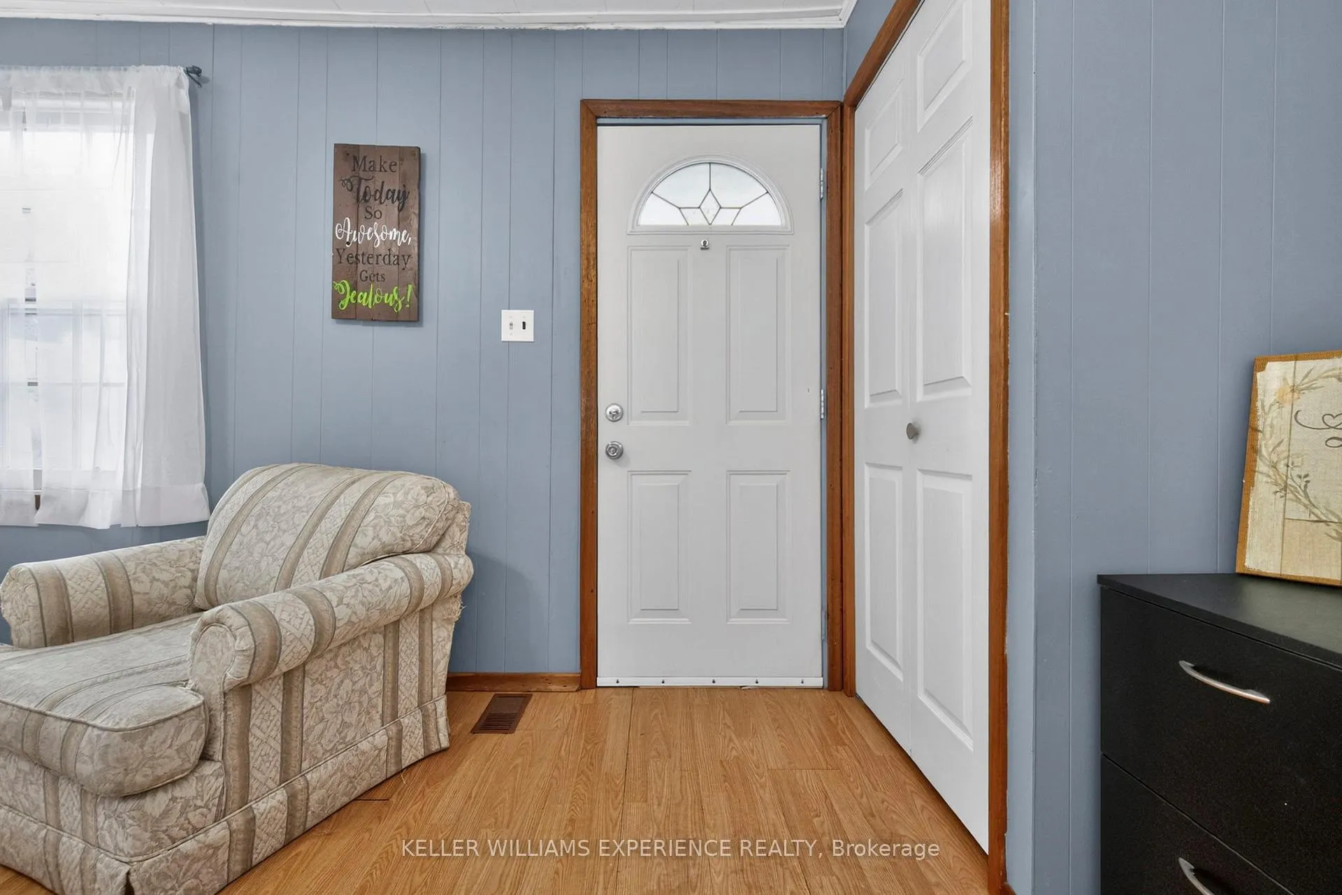 Photo 3 of 10 Argyle Avenue, Orillia — HOMEH