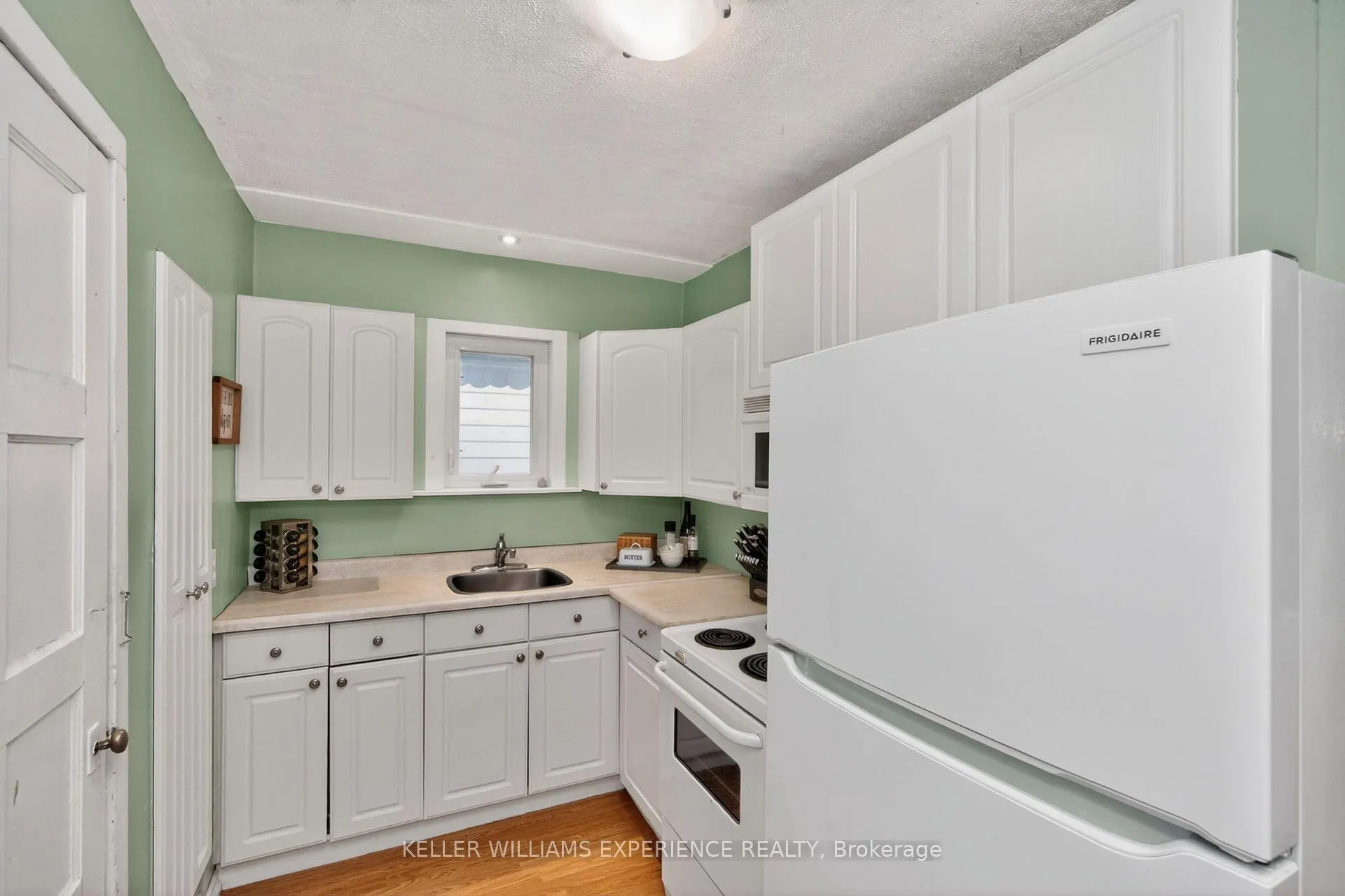 Photo 6 of 10 Argyle Avenue, Orillia — HOMEH