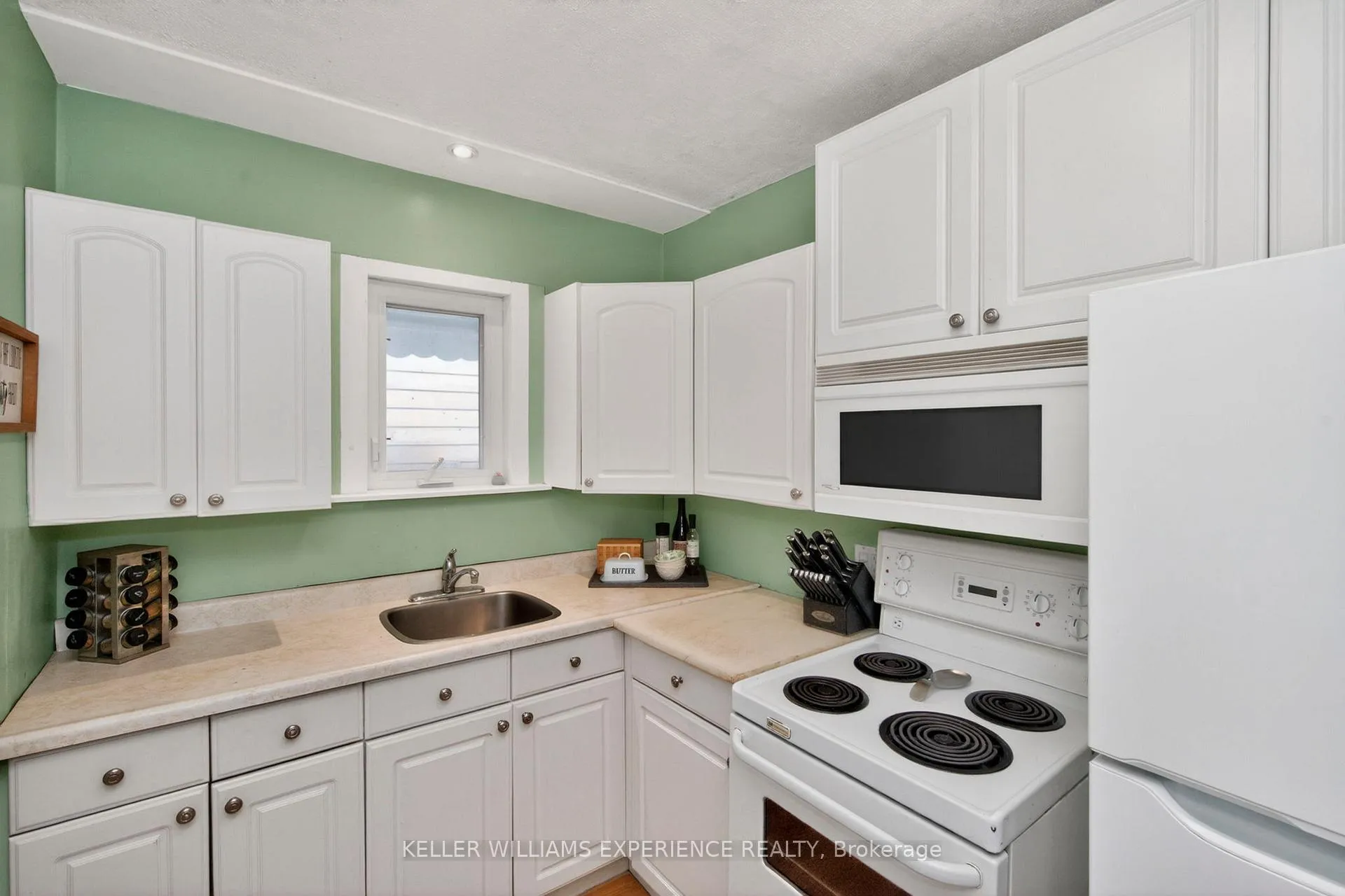 Photo 7 of 10 Argyle Avenue, Orillia — HOMEH