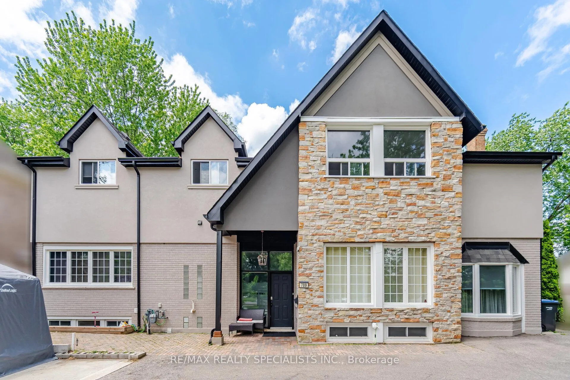 Photo of 709 Queensway