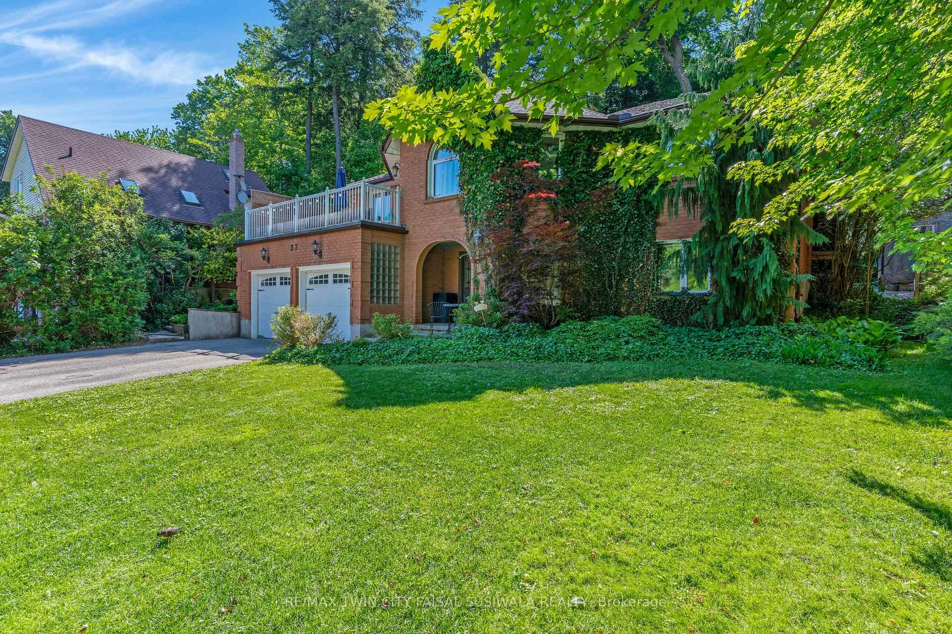 Photo 2 of 37 Yellow Birch Drive, Kitchener, Forest Heights — HOMEH