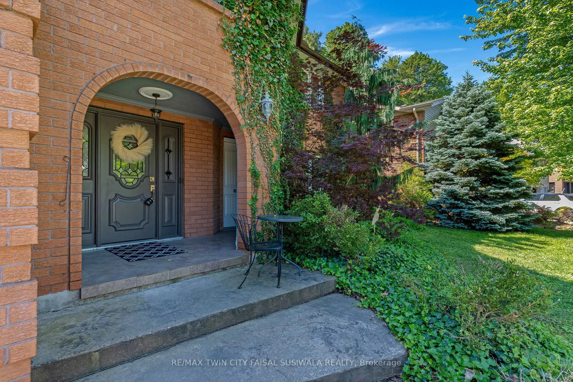 Photo 3 of 37 Yellow Birch Drive, Kitchener, Forest Heights — HOMEH