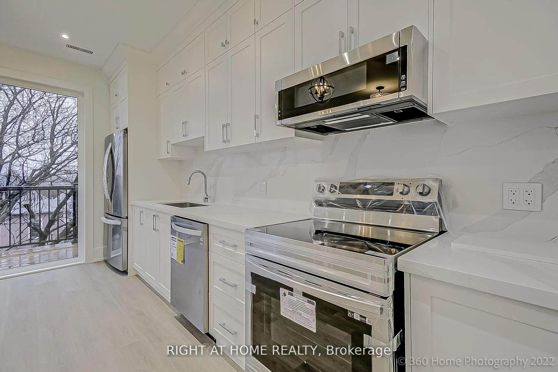 Photo 4 of Unit Upper, 9 Beechwood Avenue, Toronto, Rockcliffe-Smythe — HOMEH