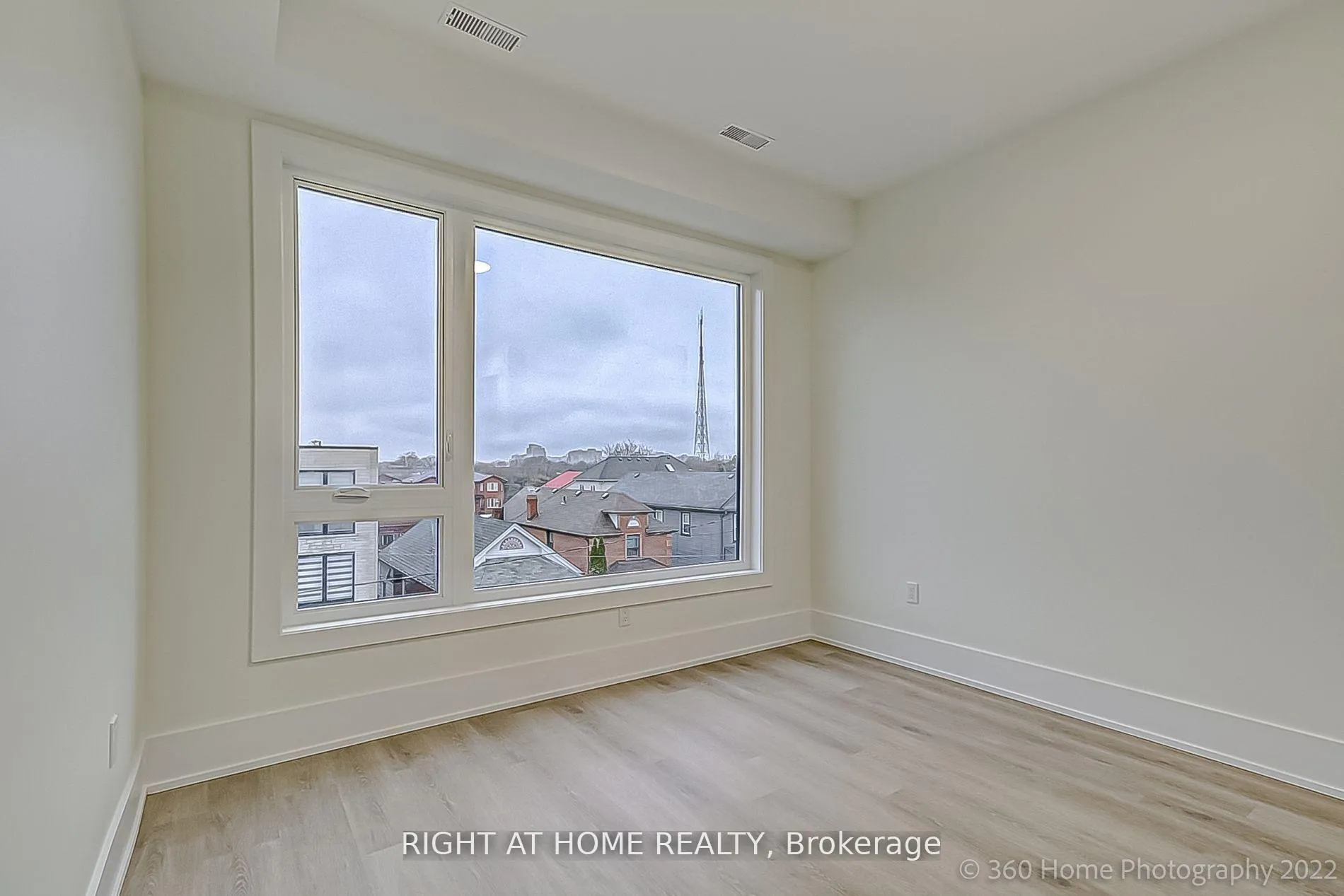 Photo 6 of Unit Upper, 9 Beechwood Avenue, Toronto, Rockcliffe-Smythe — HOMEH